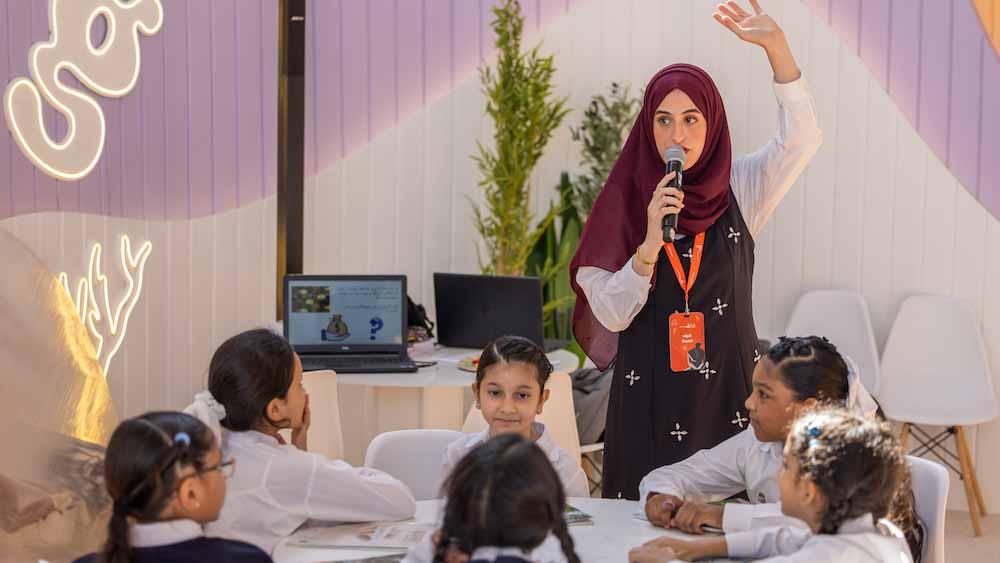 "اليد الواحدة لا تصفق" في "الشارقة الدولي للكتاب"تعزز قيم التعاون  