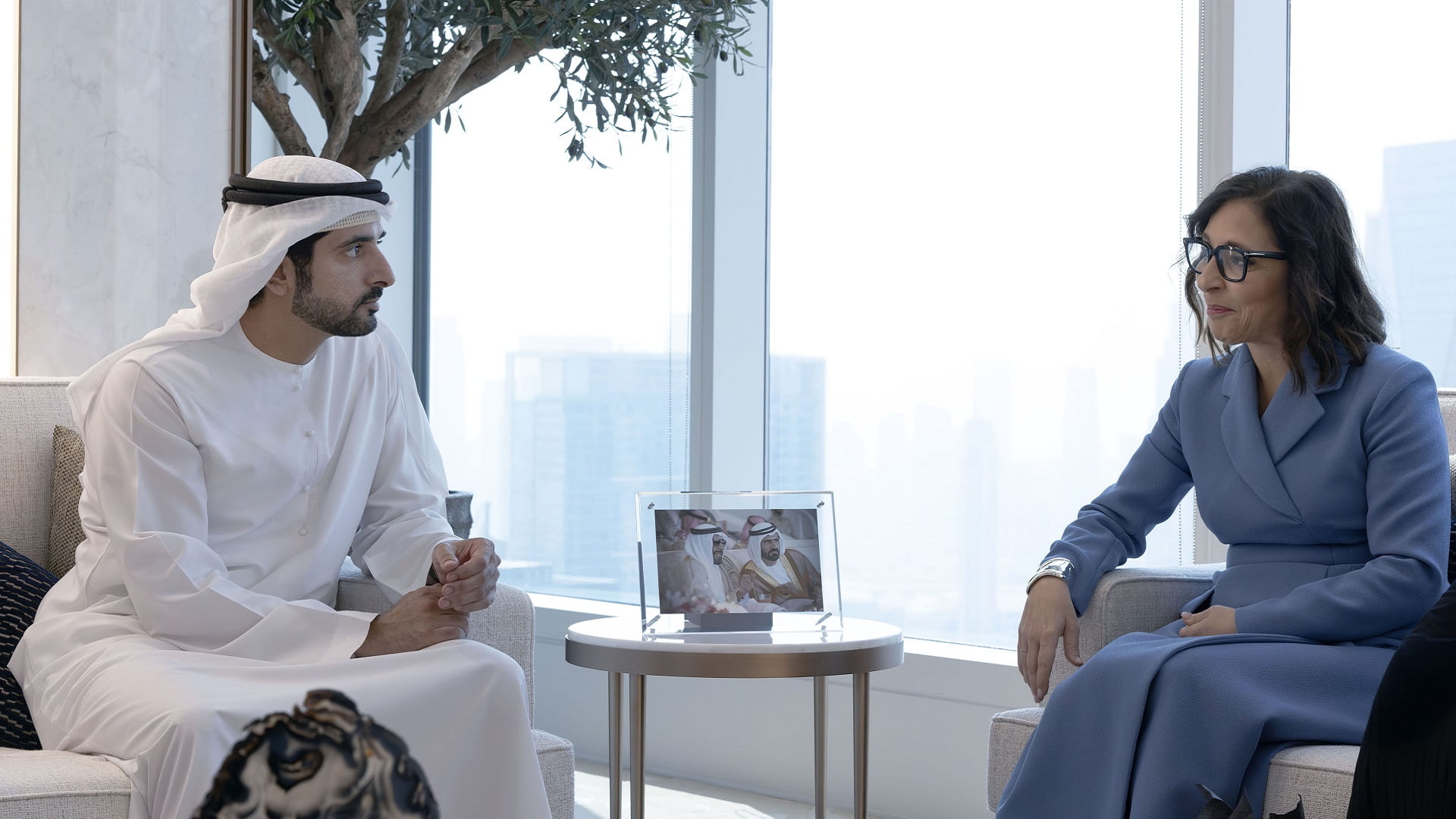 حمدان بن محمد يلتقي الرئيسة التنفيذية لمنصة "إكس"