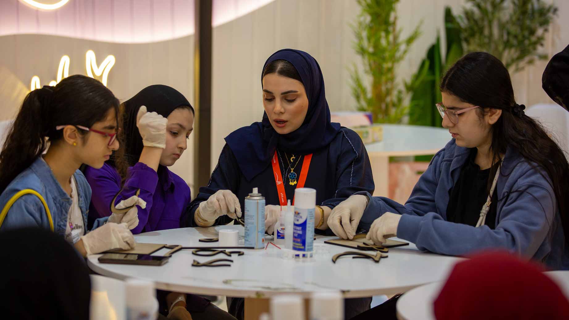 أنامل الصغار تبدع مجسمات حروف عربية في "الشارقة الدولي للكتاب"