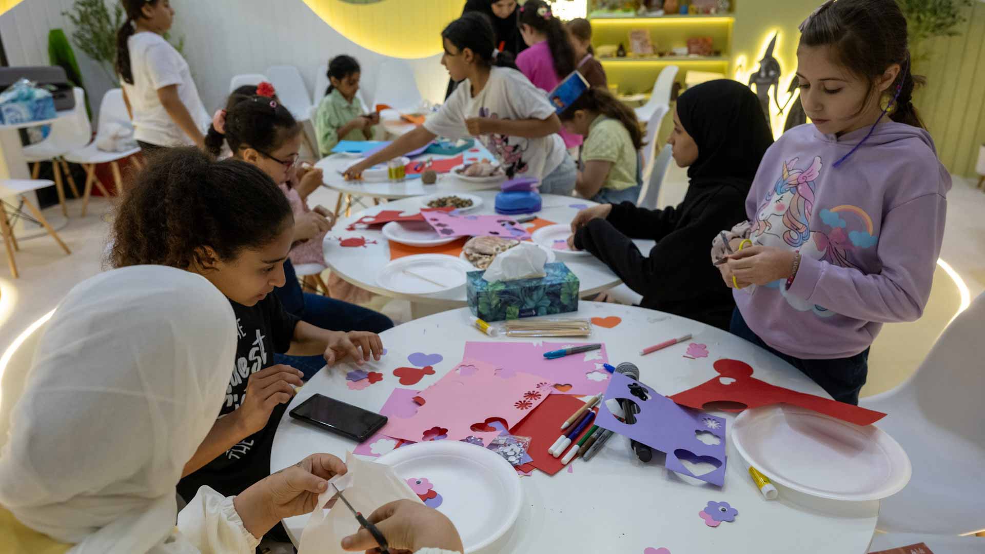 الأطفال يعيشون مغامرة صيد السمك بالتعلم المرح في "الشارقة للكتاب" 