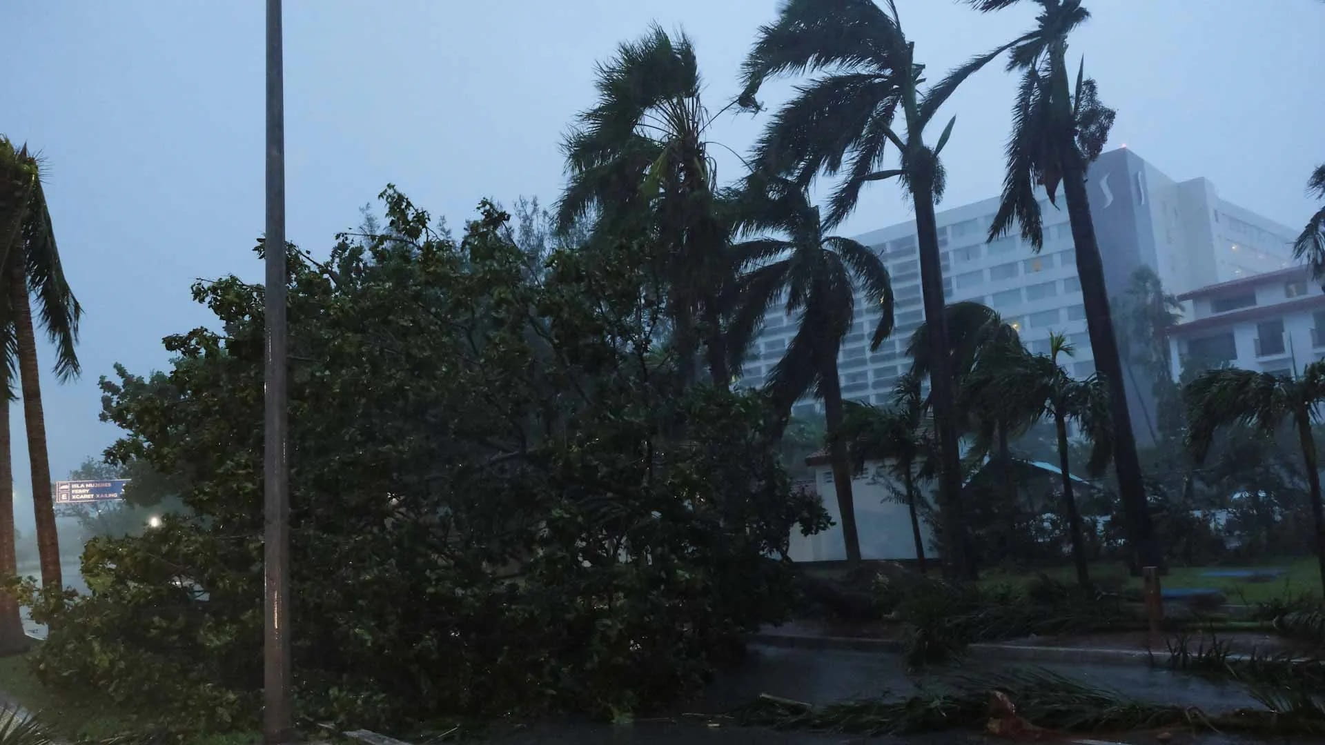 عشرات الآلاف يفرون مع اقتراب الإعصار "مان يي" من الفلبين