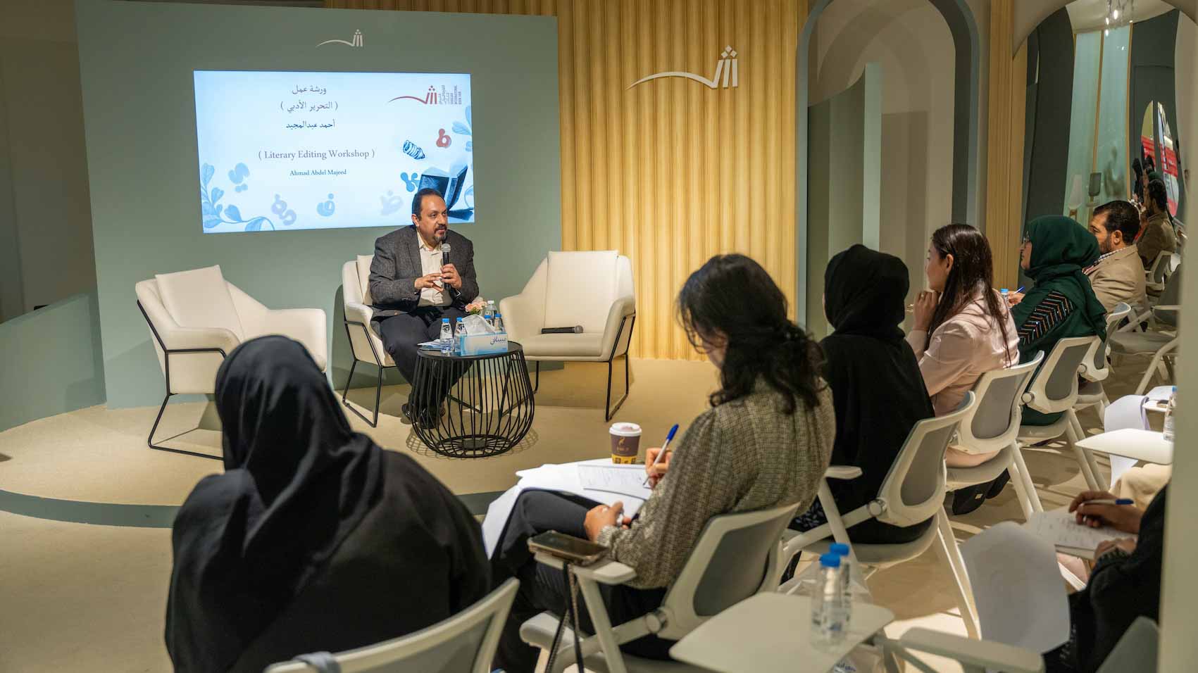 "الشارقة الدولي للكتاب" يرتقي بمهارات التحرير الأدبي للرواة الشباب 