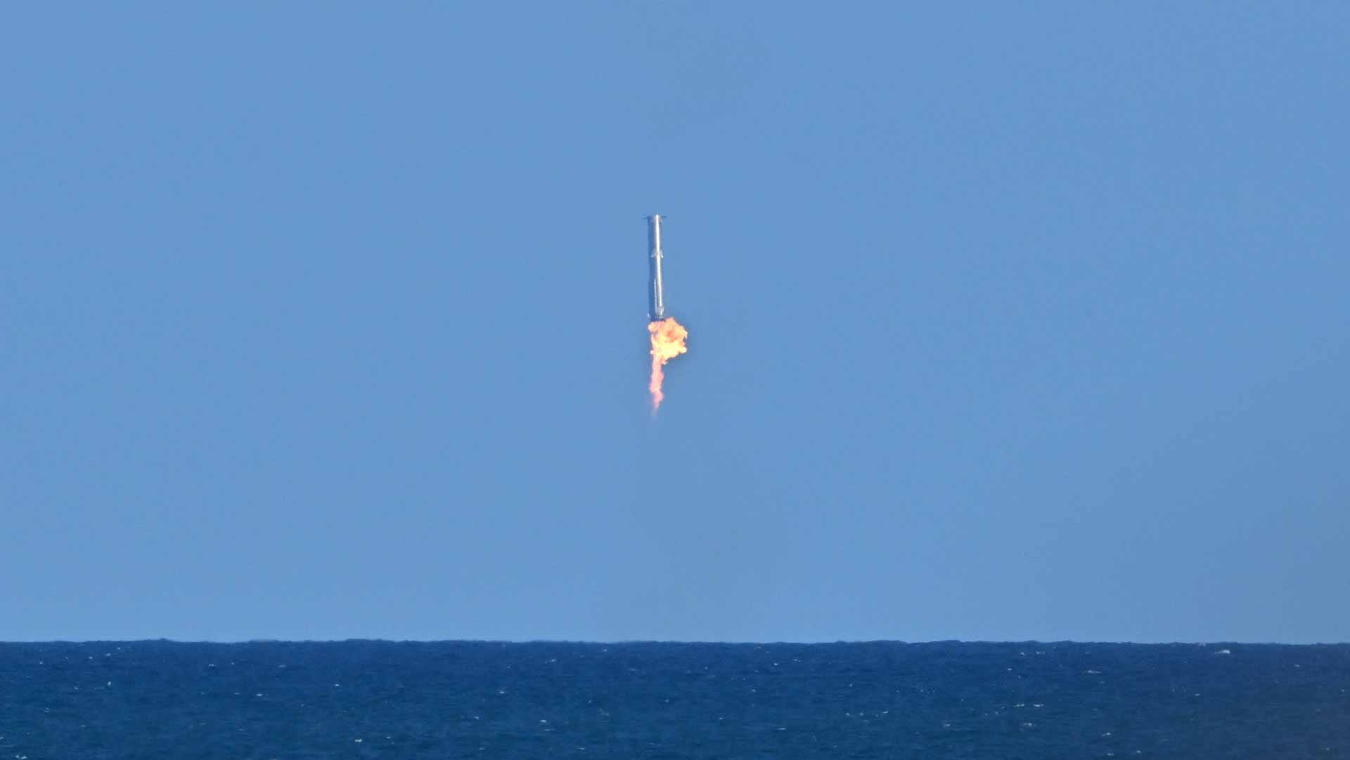 لم تكتمل فرحة ترامب..صاروخ ستارشيب يفشل بالعودة للأرض ويهبط بالبحر 