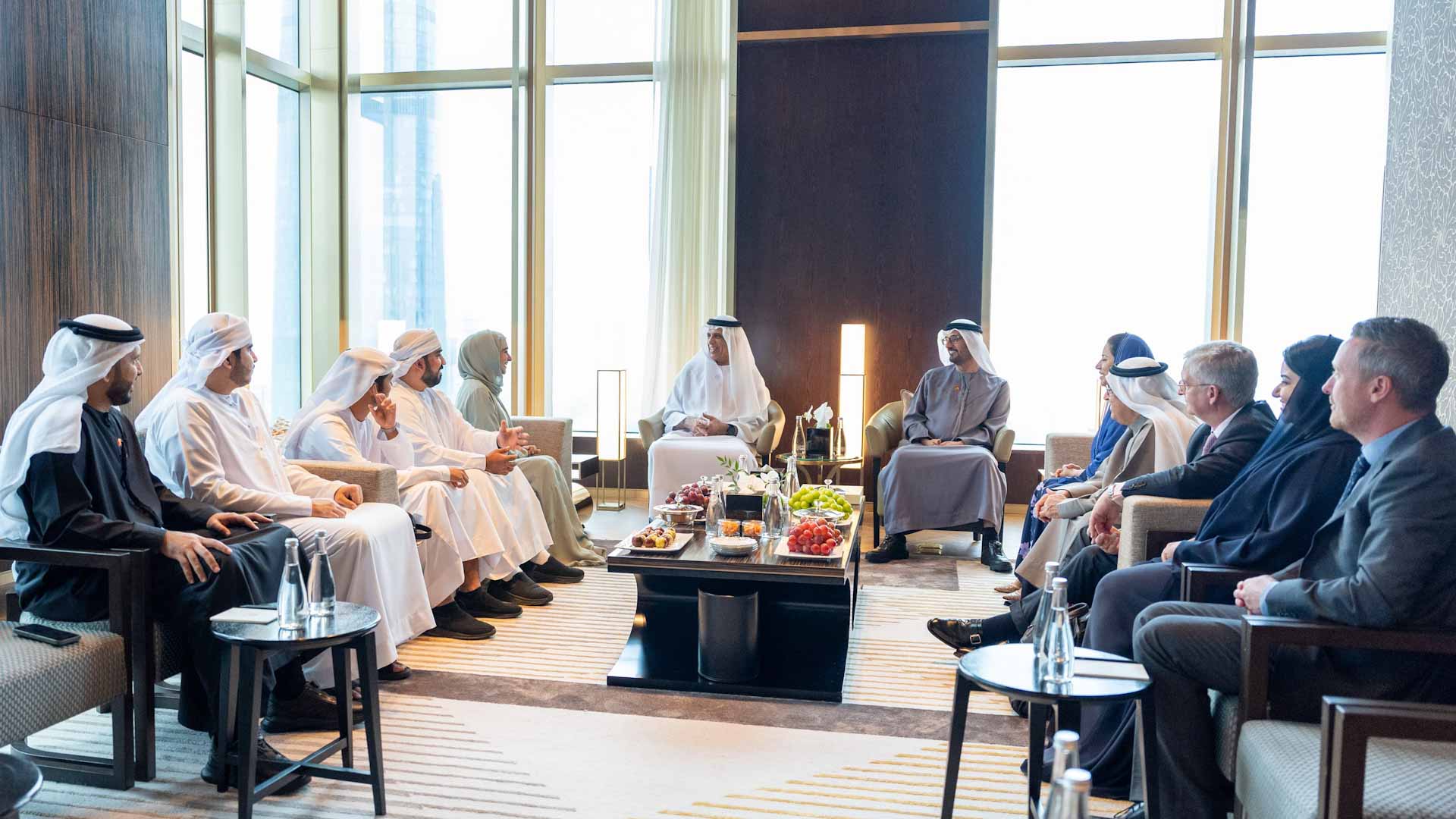 حاكم رأس الخيمة يلتقي طلبة الدولة والبعثة الدبلوماسية في قوانغتشو 