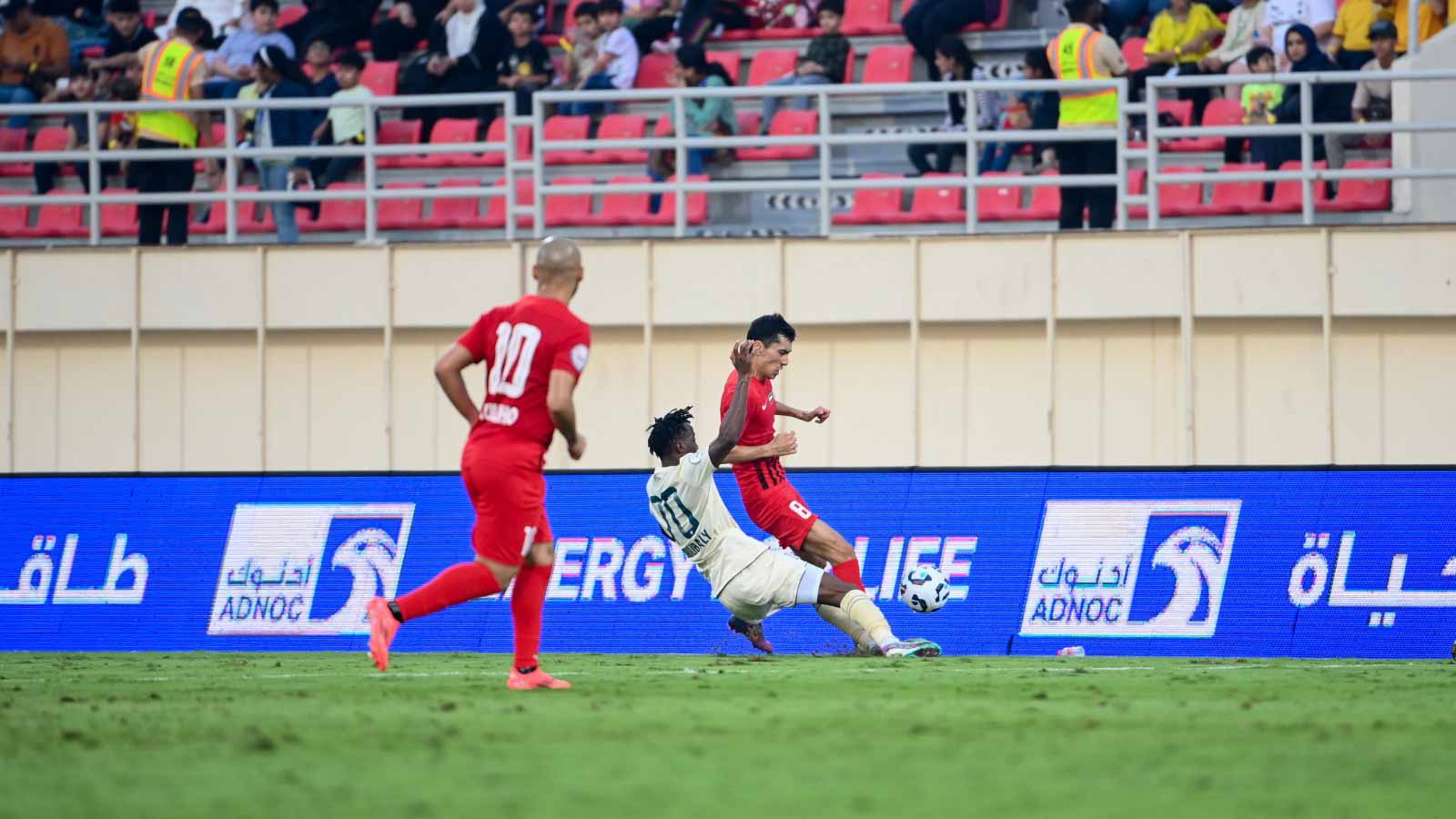 خورفكان يفوز على البطائح في دوري أدنوك للمحترفين