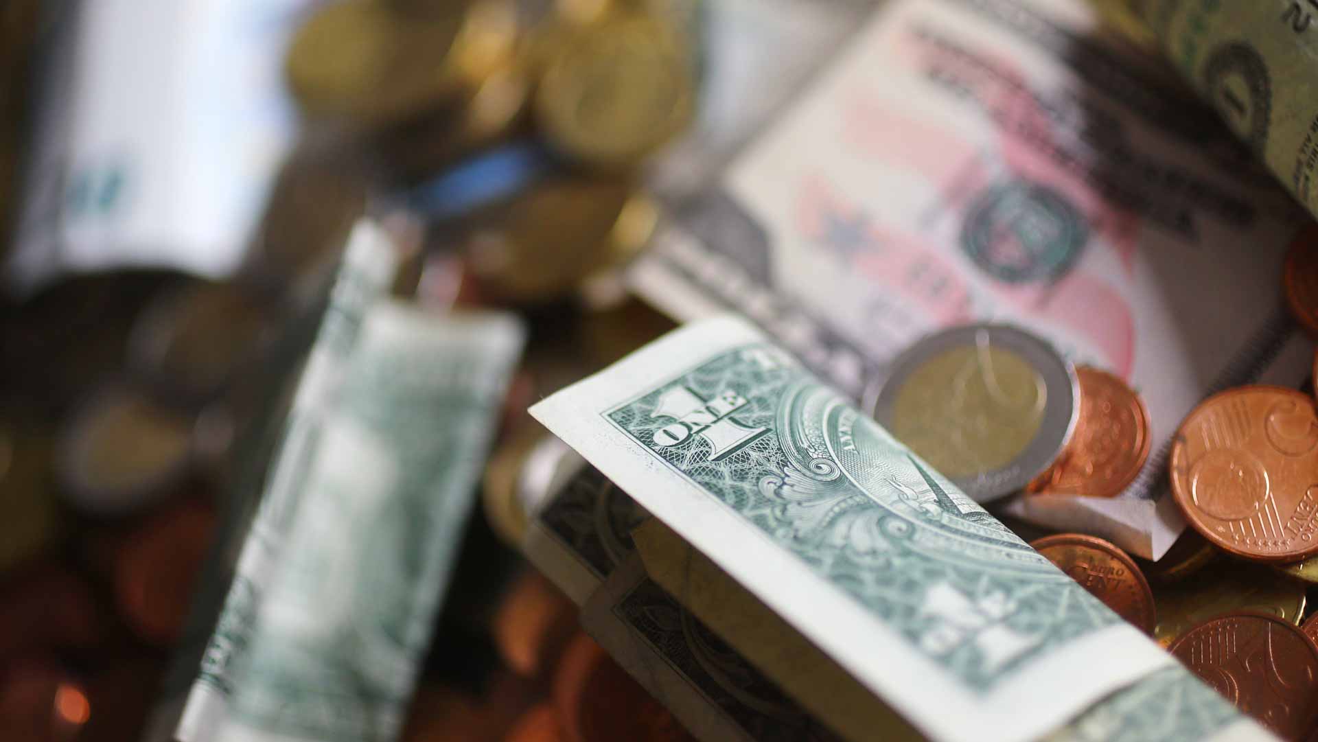 Dollar hugs 13-month peak as market awaits next Fed cue 