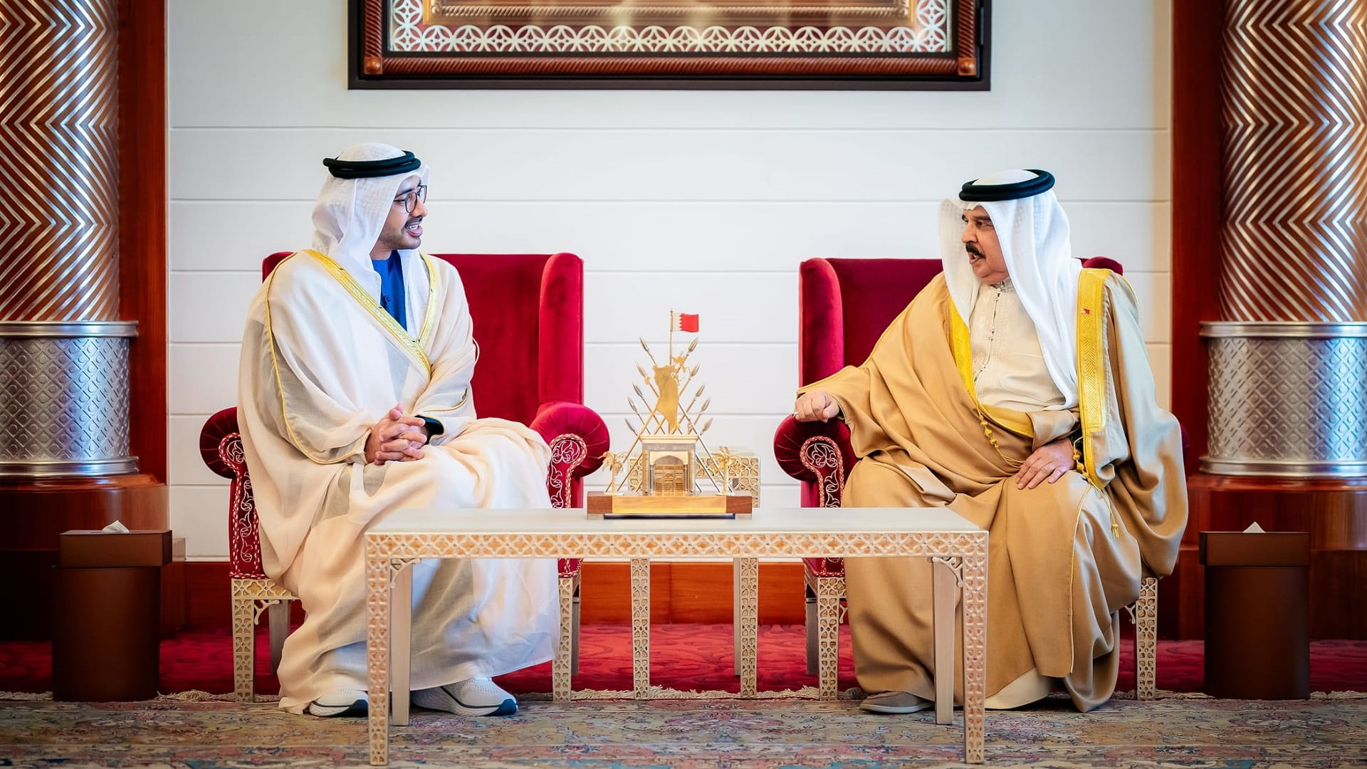 King of Bahrain receives Abdullah bin Zayed