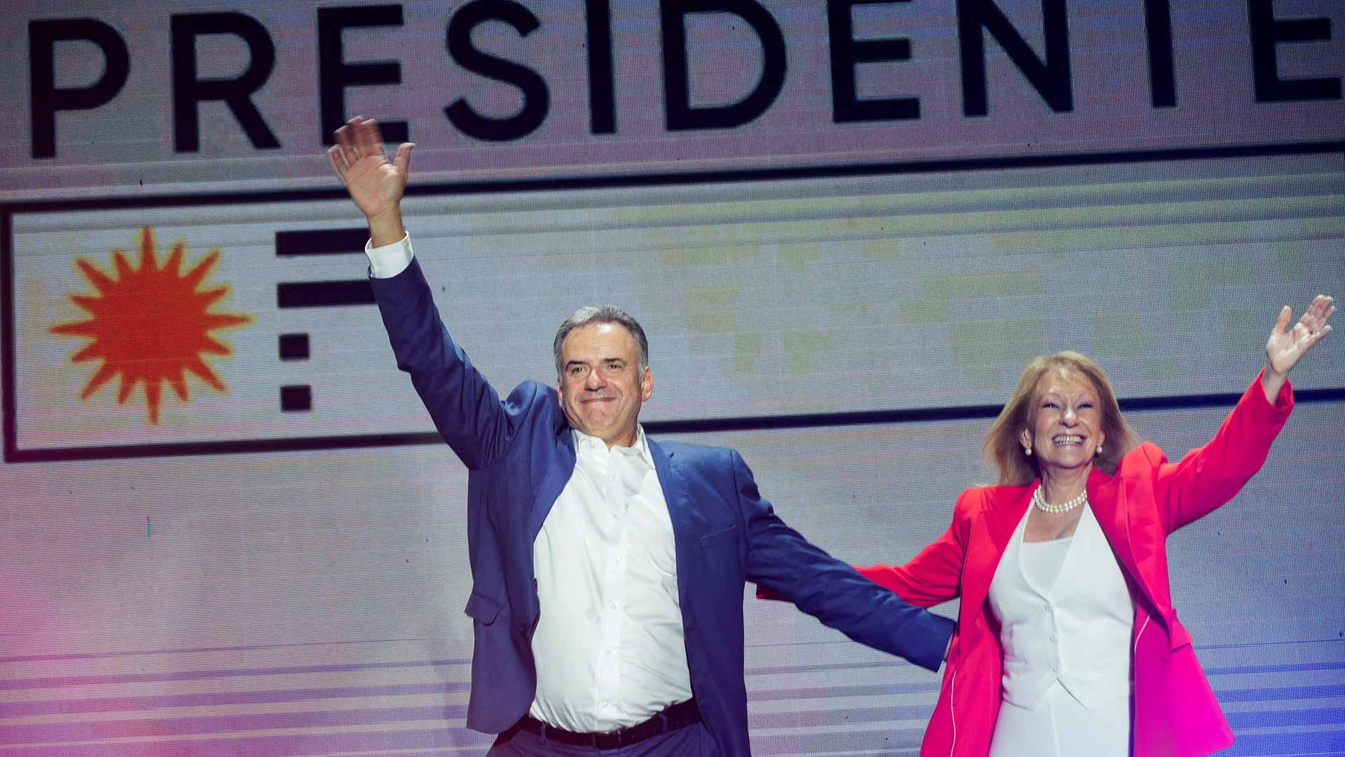 مرشح المعارضة يحقق فوزاً في انتخابات الرئاسة في أوروغواي 