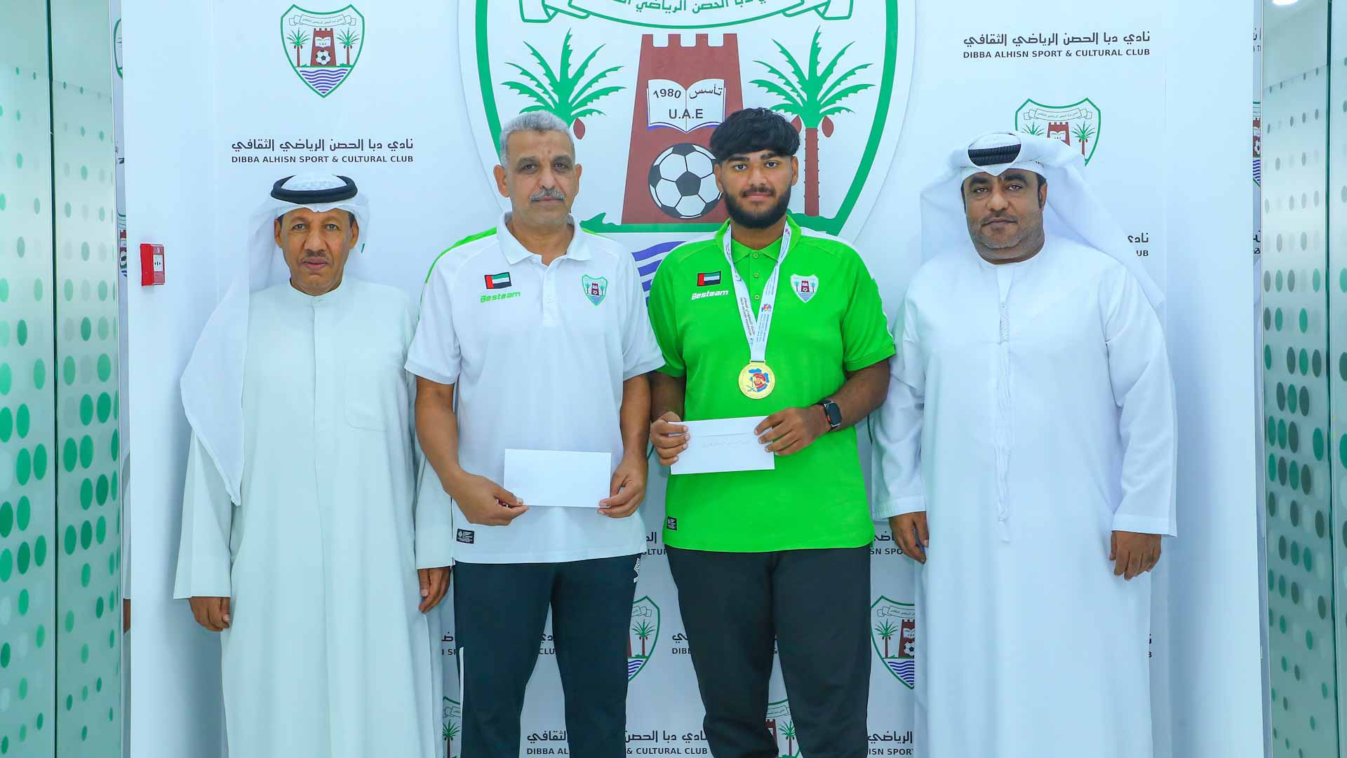 نادي دبا الحصن يكرّم البطل سعيد طمروق ومدربه بعد إنجازهم الذهبي 