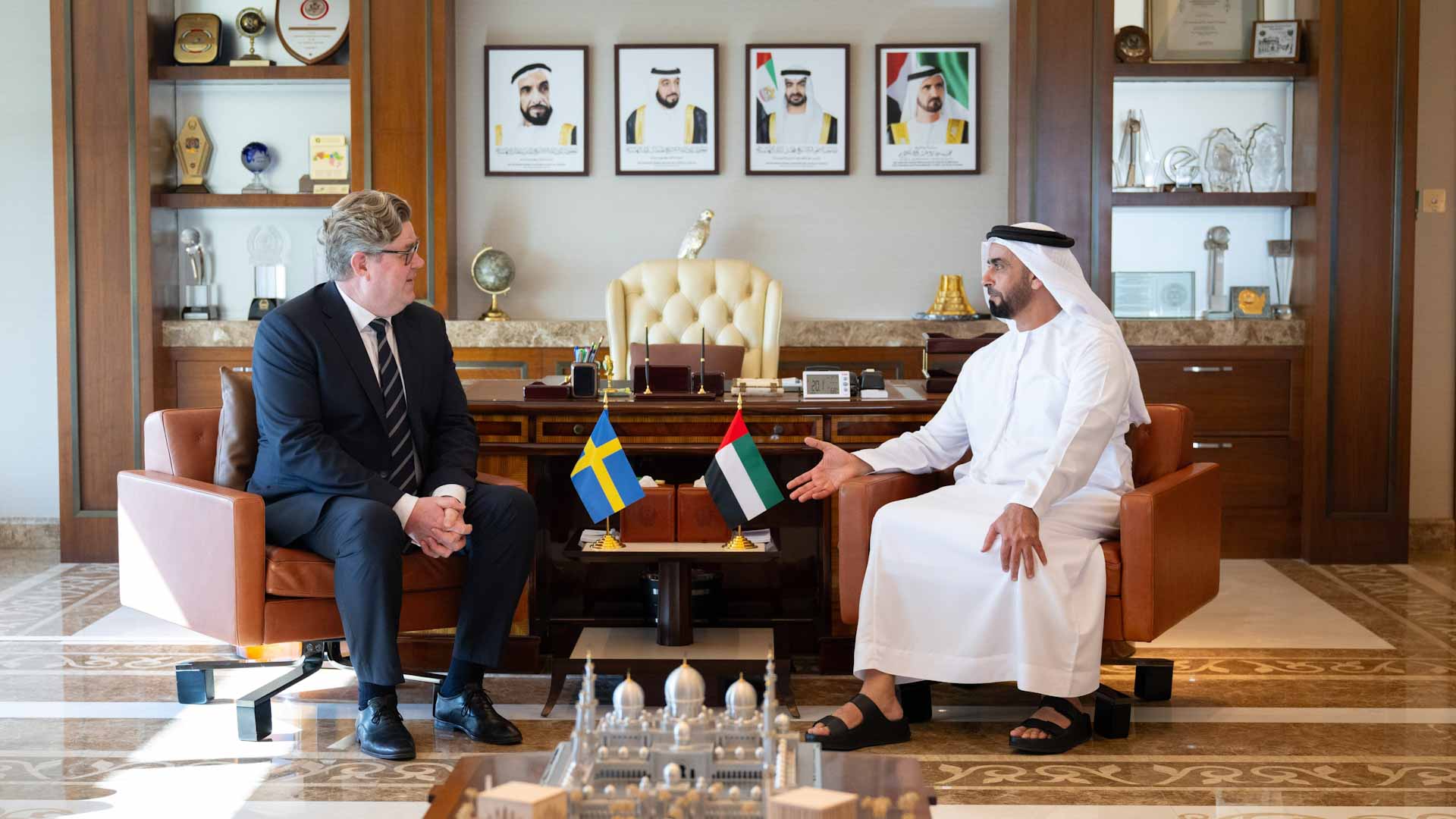 سيف بن زايد ووزير العدل السويدي يبحثان سبل تعزيز التعاون