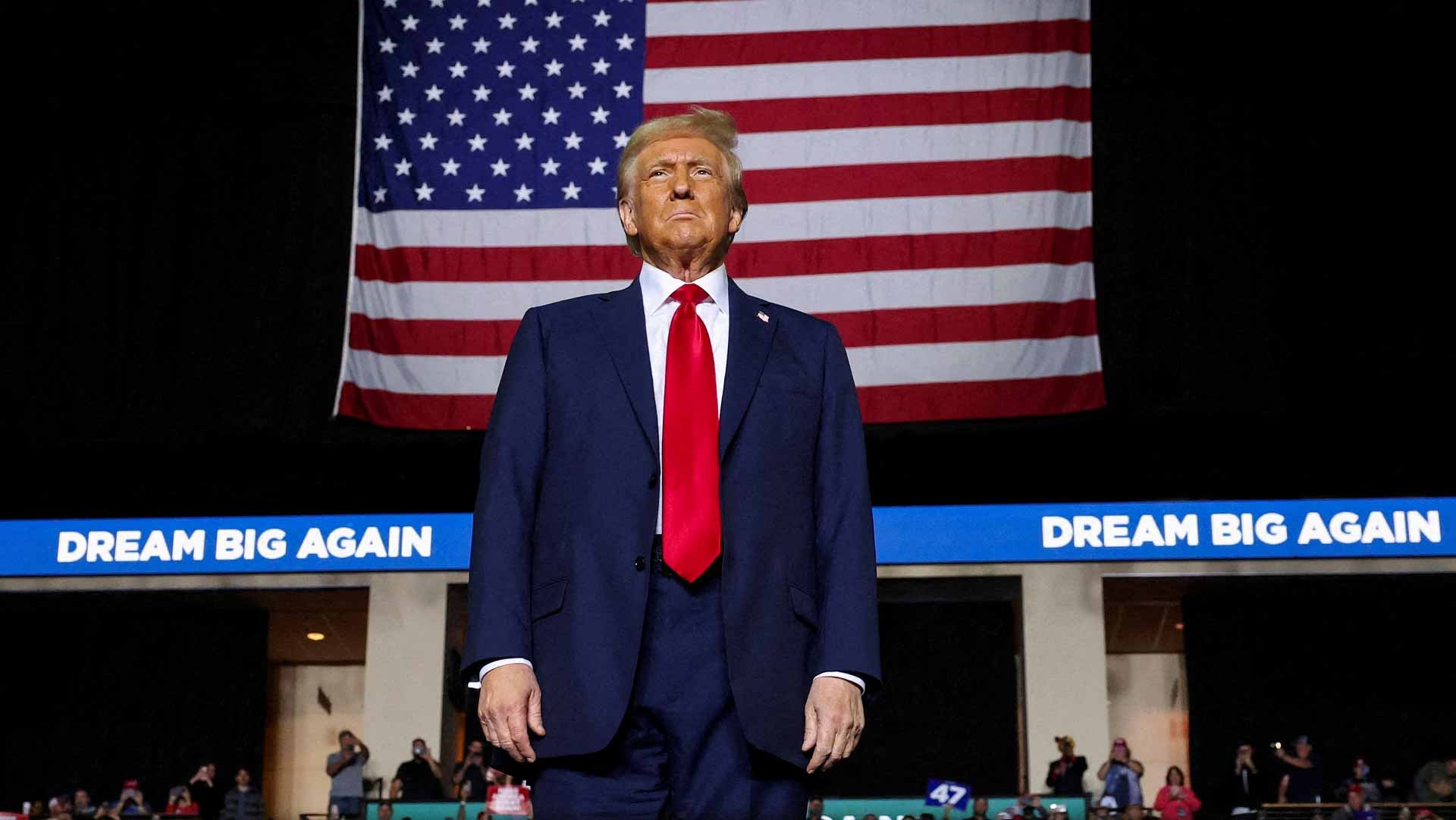 ترامب: أتعهد بفرض رسوم جمركية على كندا والمكسيك والصين عند عودتي 