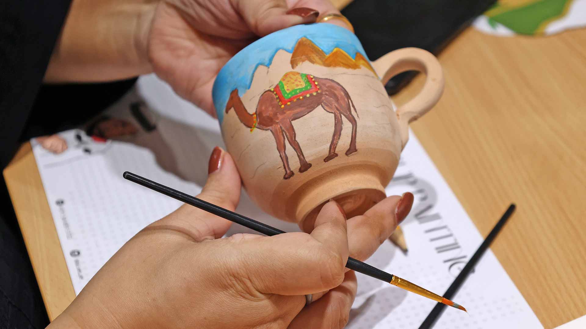 أشغال الشارقة تحتفي بعيد الاتحاد عبر ورشة الرسم على الأكواب 