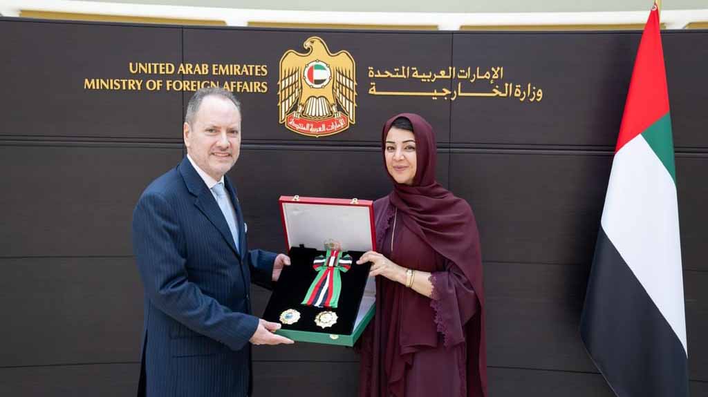 رئيس الدولة يمنح سفير الأوروغواي الشرقية وسام الاستقلال 