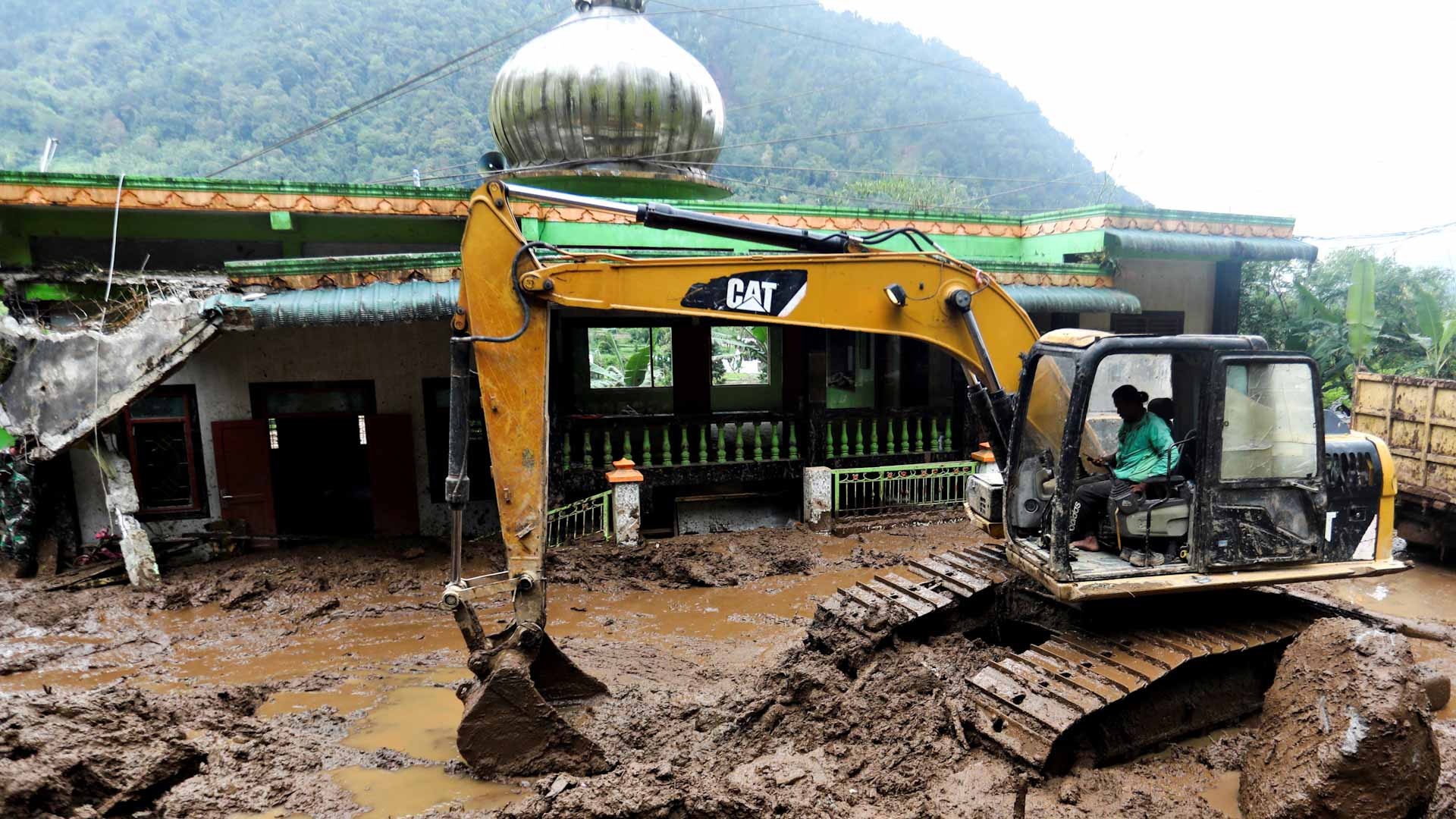 في سومطرة الإندونيسية.. انهيارات أرضية تحاصر حافلة وتودي بحياة 27 