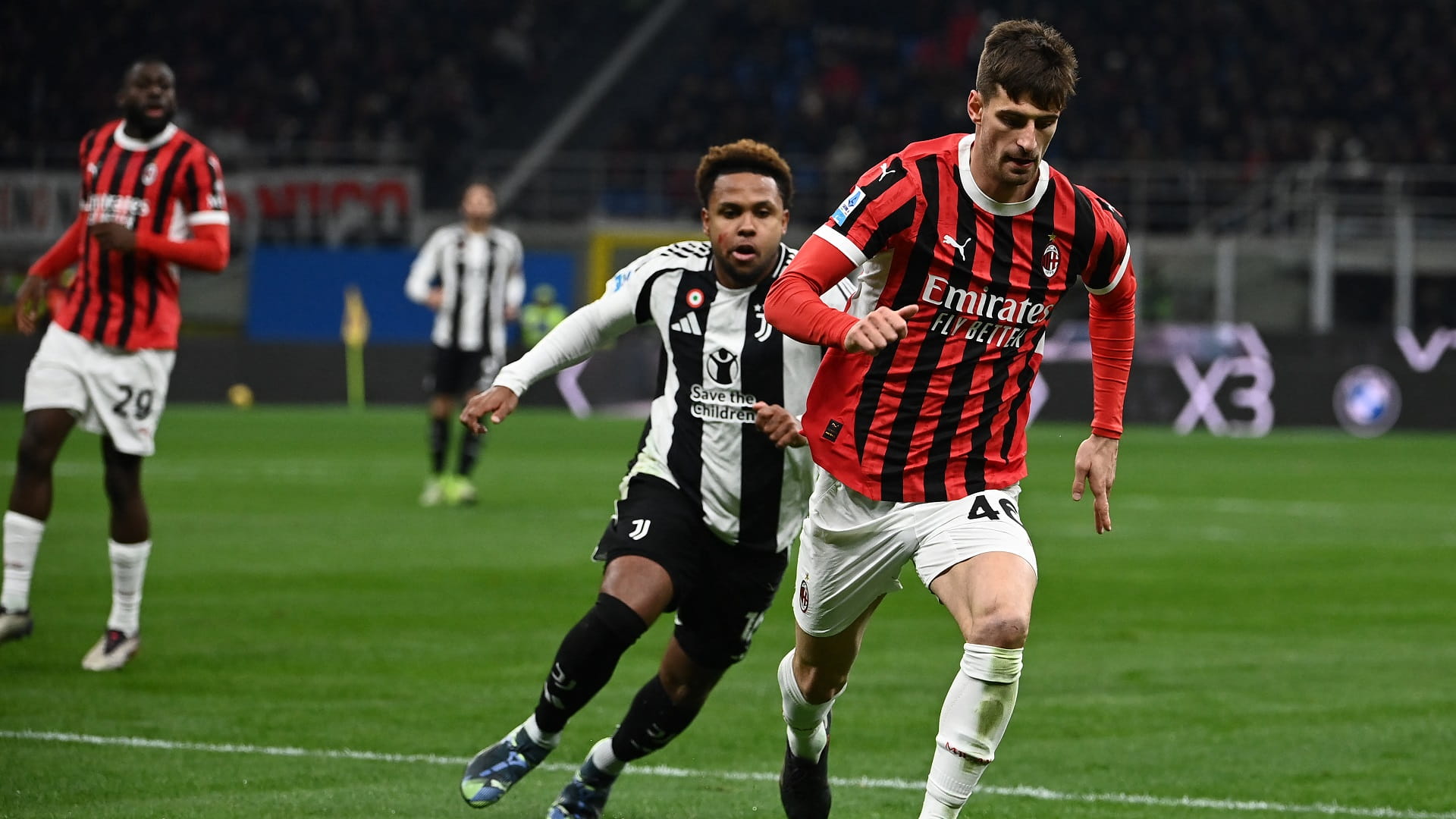 نادي ميلان الإيطالي يمدد عقد لاعبه ماتيو جابيا   