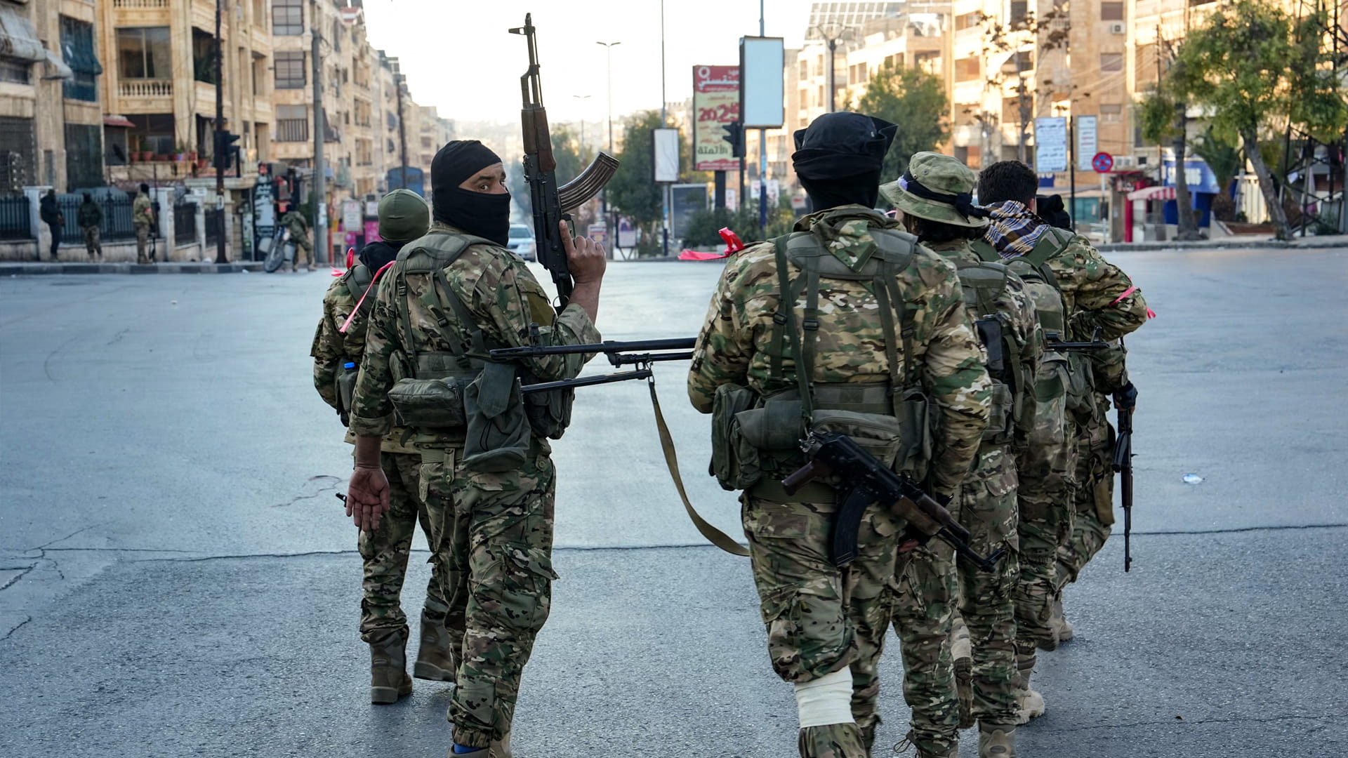 فصائل المعارضة تسيطر على غالبية مدينة حلب في شمال سوريا