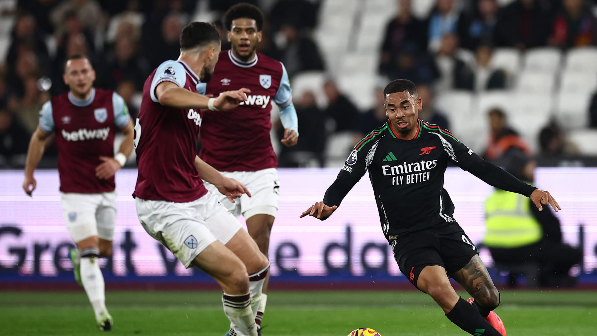 Arsenal up to second, Kluivert's penalty hat-trick makes history 