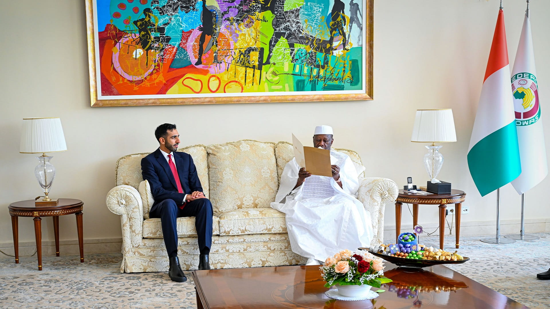 شخبوط بن نهيان يُسلم رئيس كوت ديفوار رسالة من منصور بن زايد  