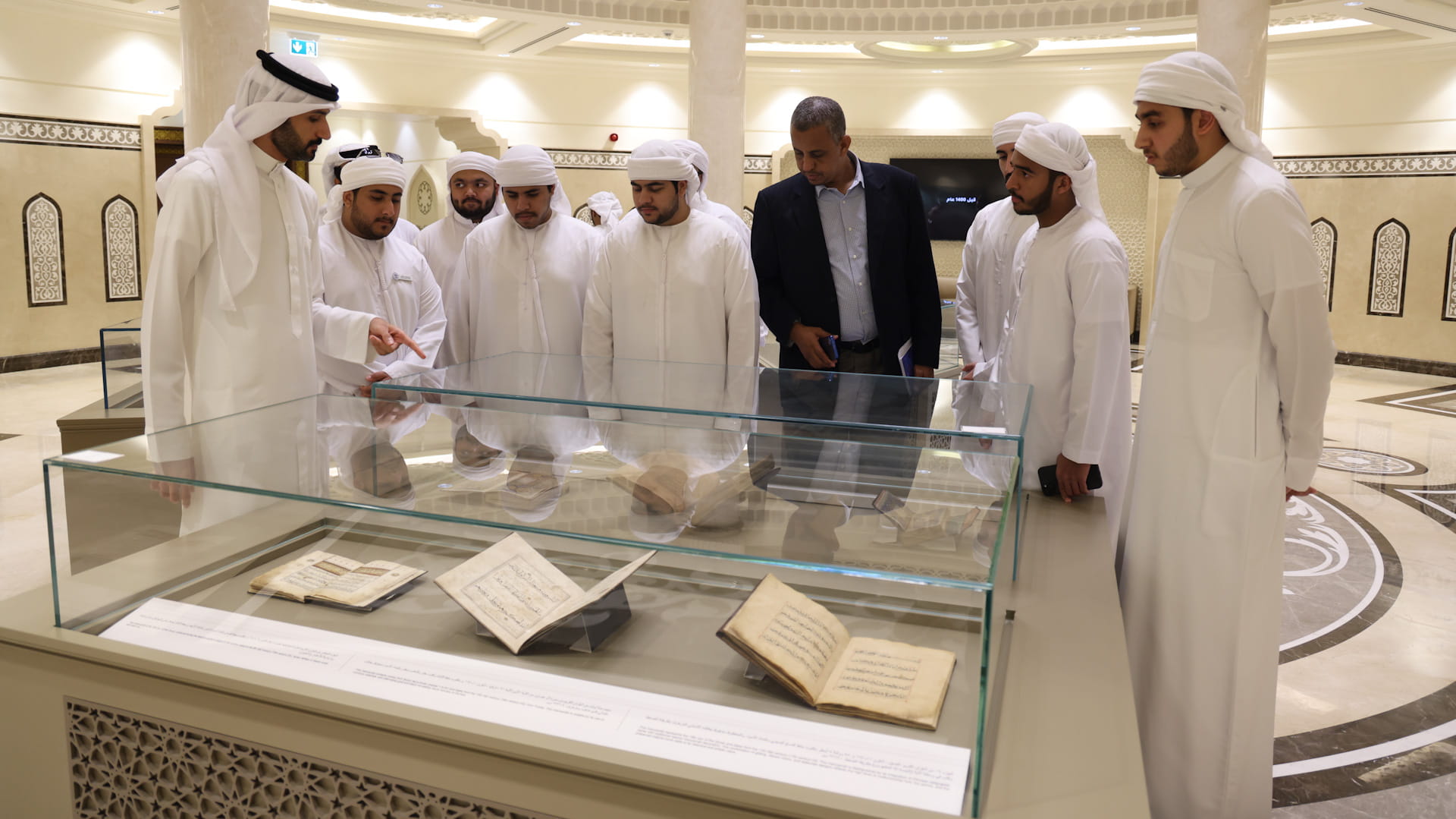 20 تحفة فريدة في معرض نوادر مخطوطات مجمع القرآن الكريم في الشارقة 