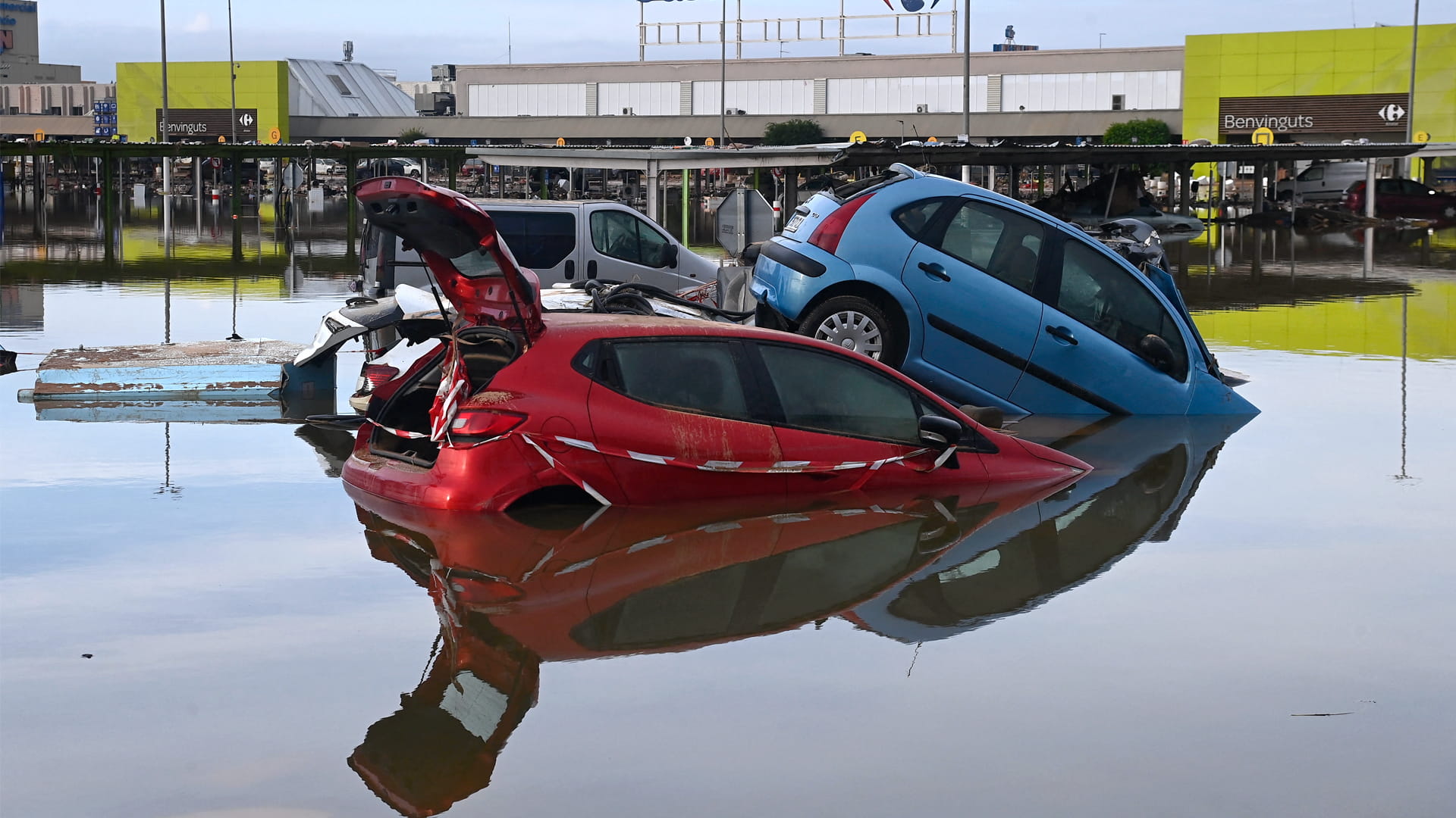 أعلنها بيدرو سانشيز... ارتفاع حصيلة قتلى فيضانات إسبانيا إلى 211