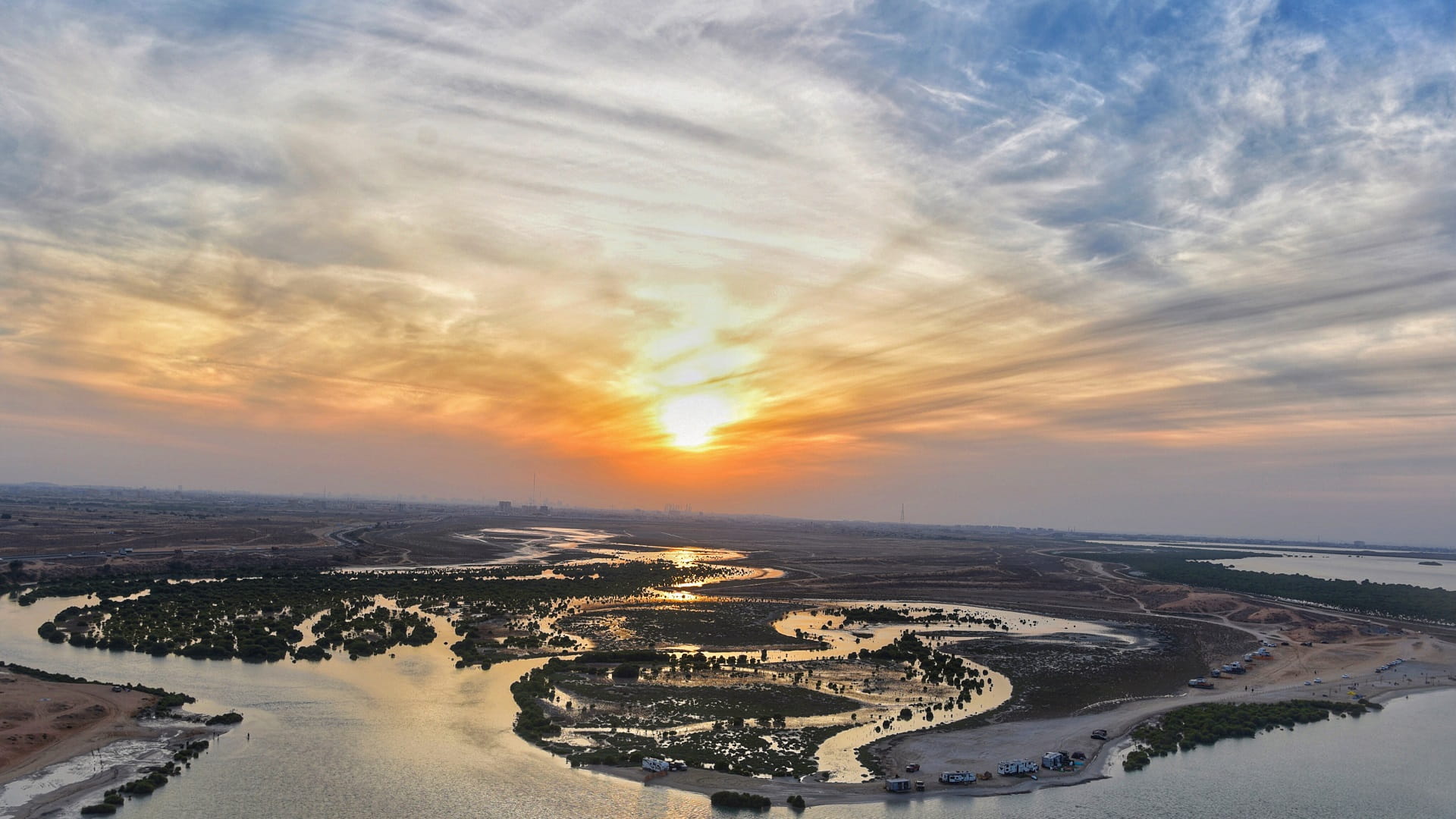 طقس الأحد يشهد فرصة لتكون سحب ركامية يصاحبها سقوط أمطار 