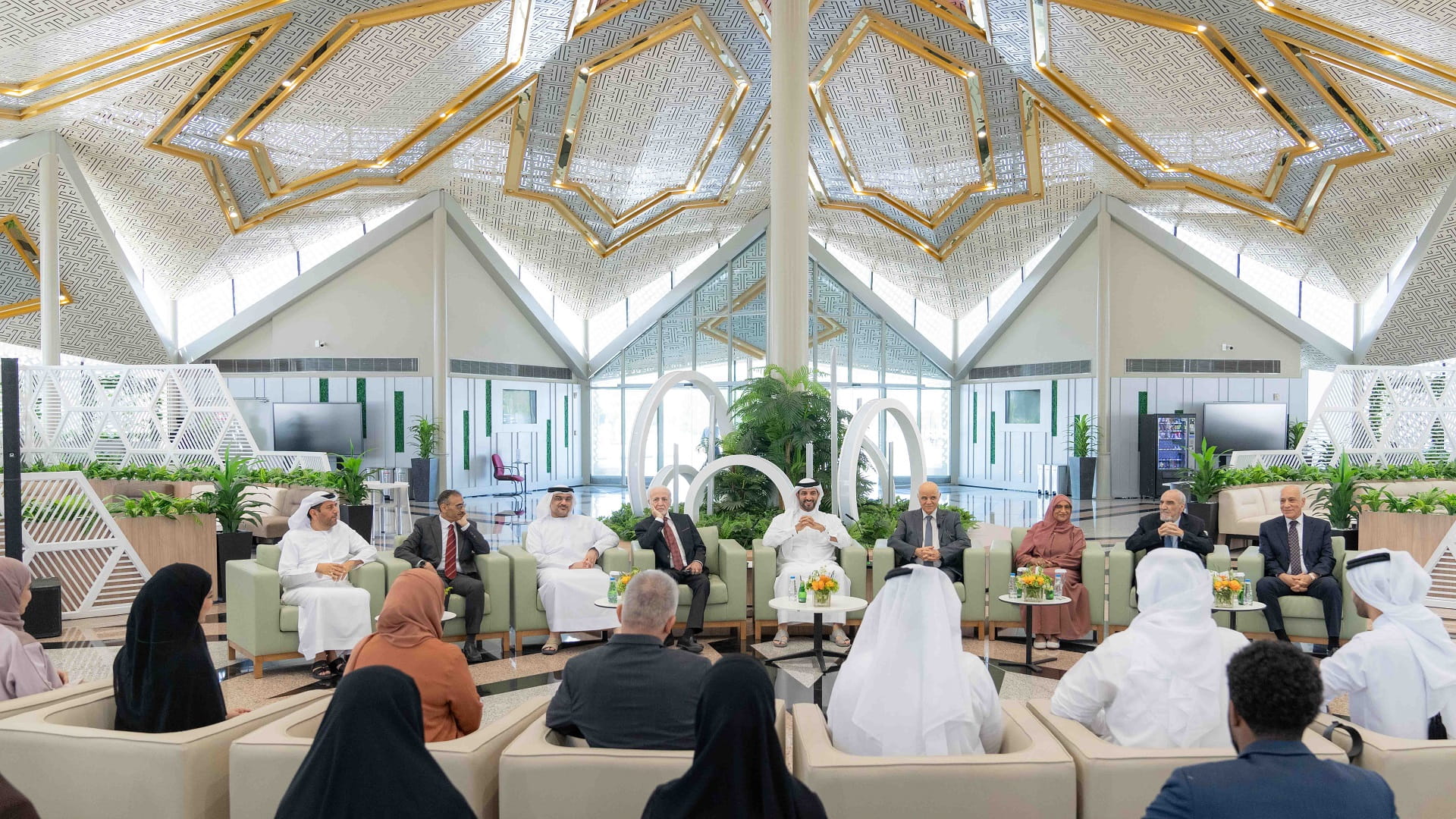 سلطان بن أحمد القاسمي يلتقي مجلسي الطلاب والطالبات بجامعة الشارقة 