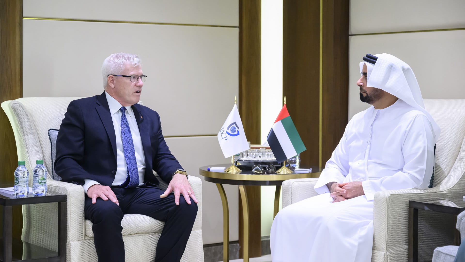 سيف بن زايد يلتقي وفداً من ممثلي الجمعية الدولية لقادة الشرطة 