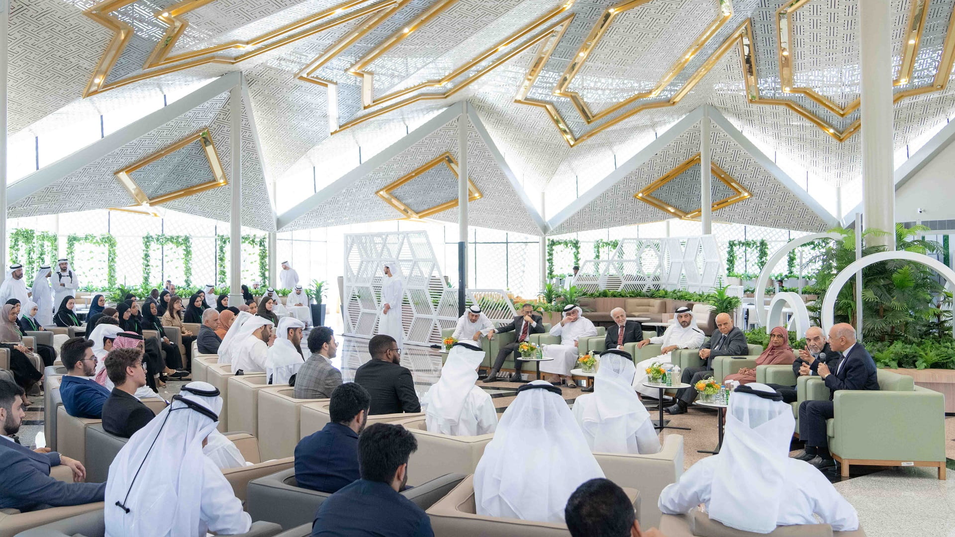 سلطان بن أحمد القاسمي يلتقي مجلسي الطلاب والطالبات بجامعة الشارقة