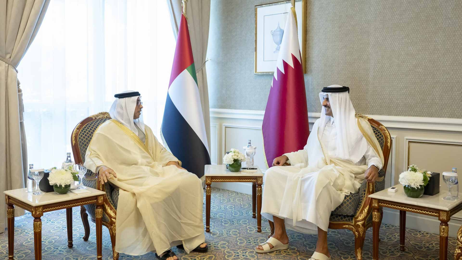 Emir of Qatar receives Mansour bin Zayed