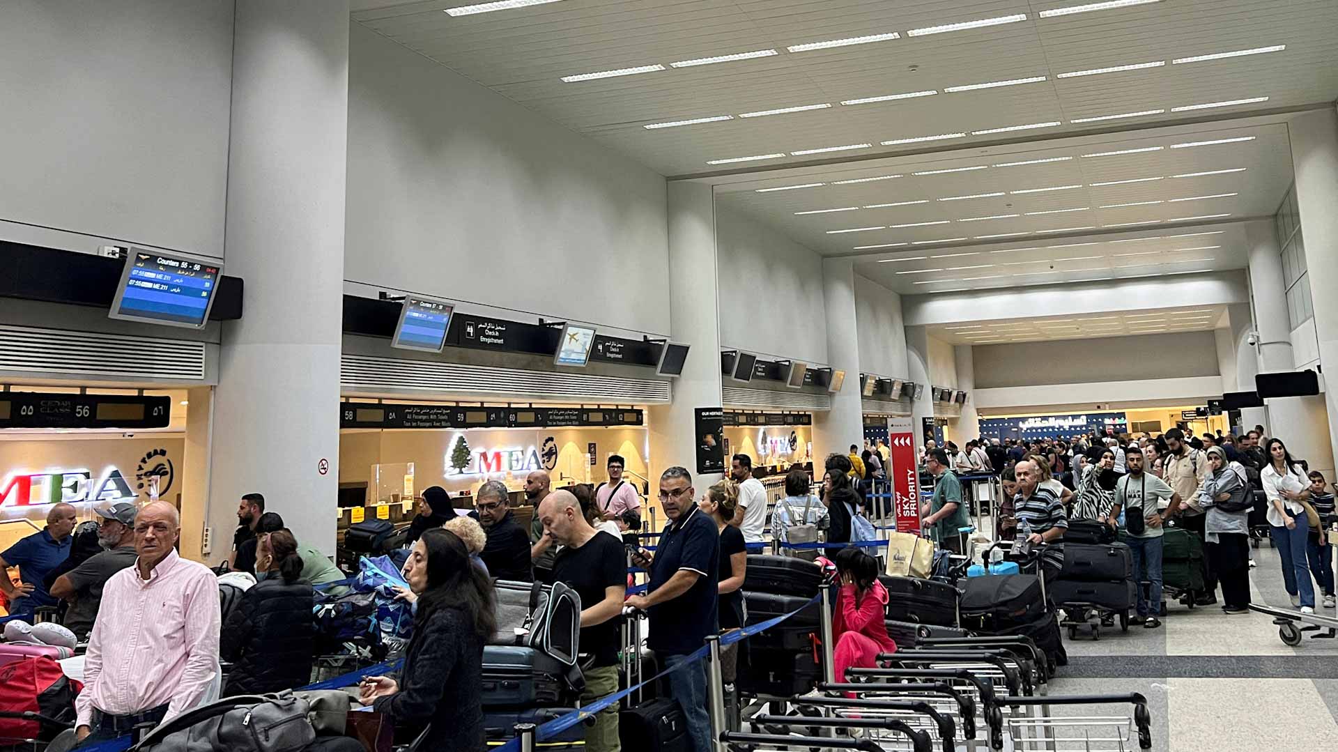 برحلات جوية مستأجرة في بيروت.. بريطانيا تجلي رعاياها من لبنان 