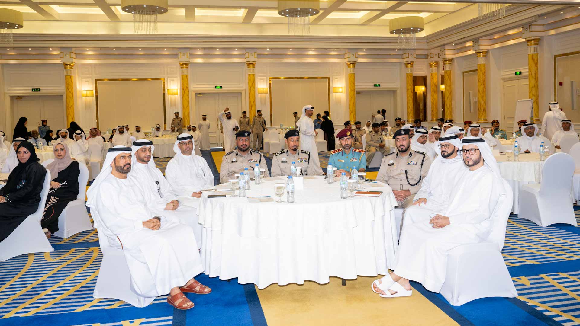 شرطة الشارقة تبحث التحديات والحلول للأزمات المناخية 