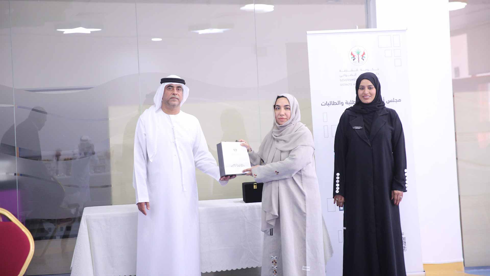 بروضة السلام.. أولياء أمور الشارقة يحتفي بالمدرسات في يوم المعلم 