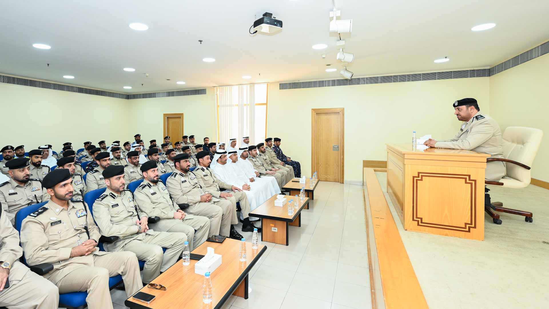 القائد العام لشرطة الشارقة يتفقد سير العمل بشرطة المنطقة الشرقية 