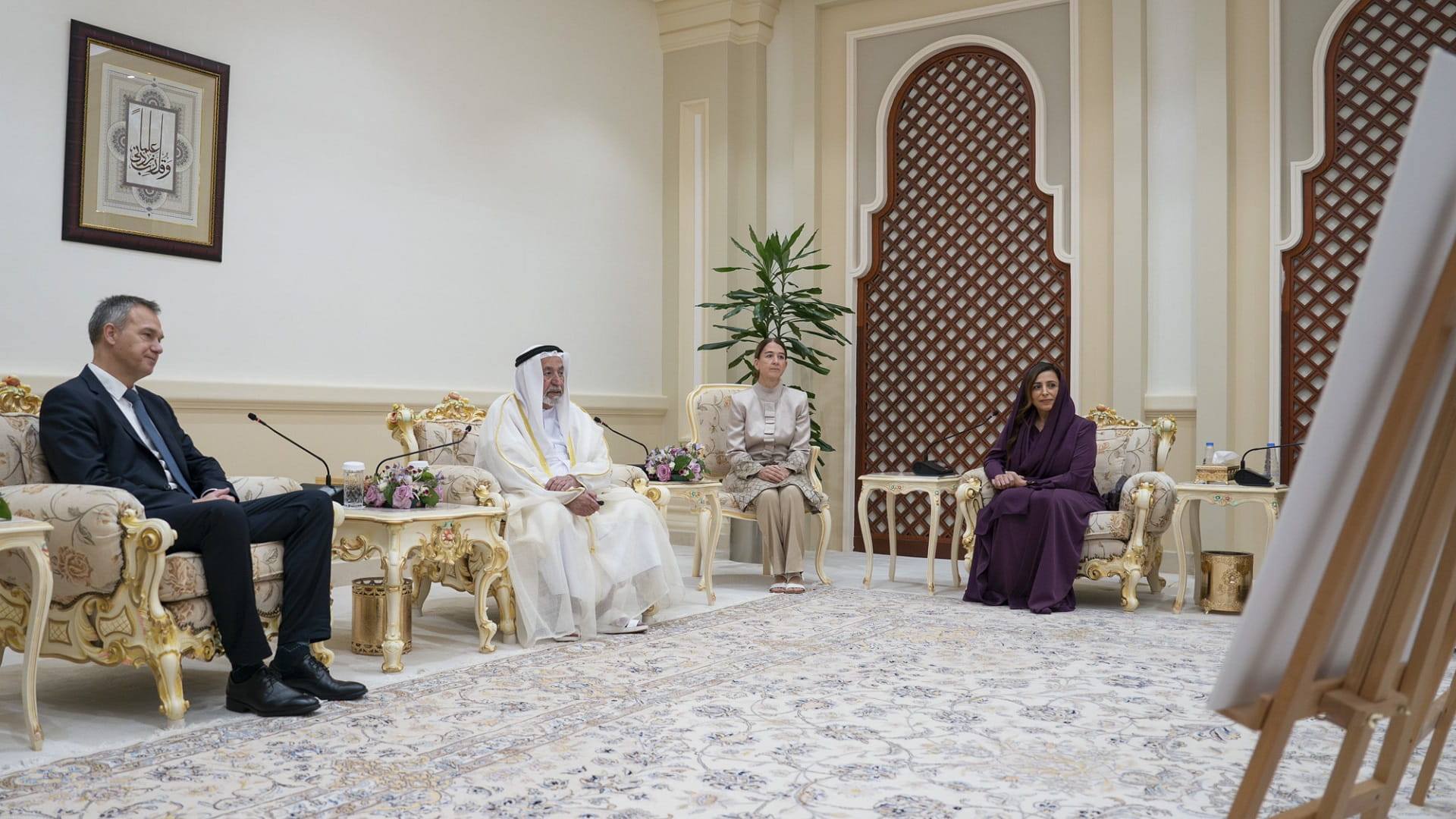 Sharjah Ruler meets with team of intal archaeology experts