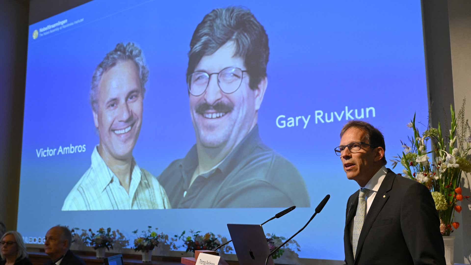 جائزة نوبل للطب تكافئ أميركيين لاكتشافهما فئة جديدة للحمض النووي 