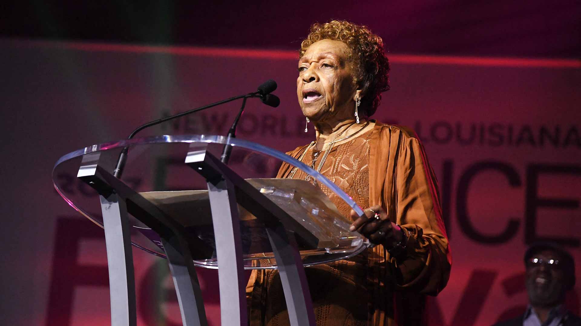 الموت يطفئ شمعة مغنية الغوسبل الأميركية سيسي هيوستن والدة ويتني