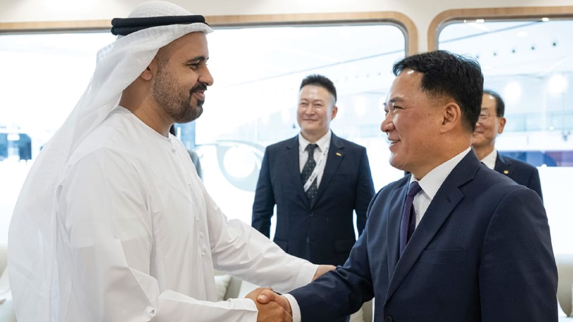 ذياب بن محمد يلتقي عدداً من الممثلين الوزاريين وروّاد قطاع النقل 