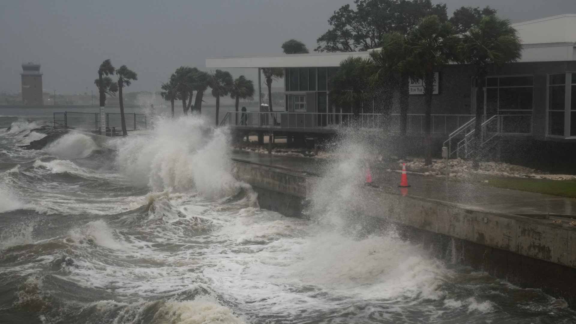 برياح عاتية وأمطار غزيرة.. الإعصار الضخم ميلتون يجتاح فلوريدا 