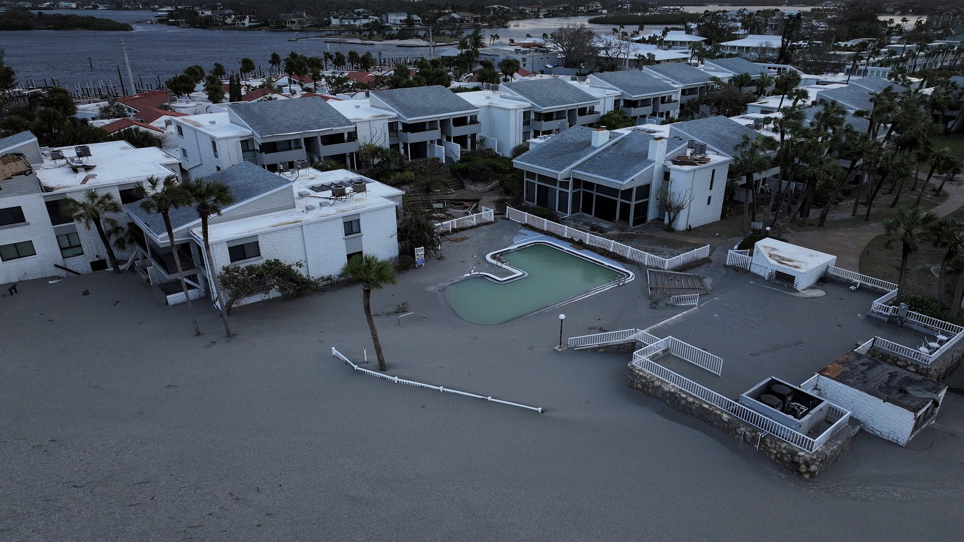 بدمار أقل من المتوقع... الإعصار ميلتون يغادر فلوريدا