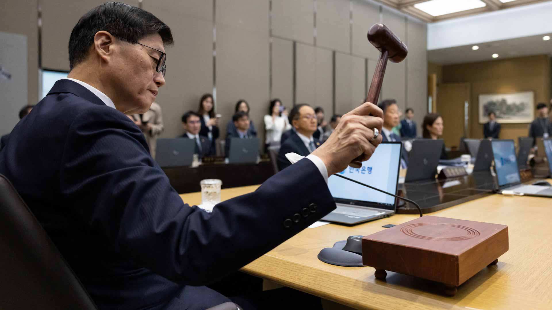 S Korea cuts interest rates for first time in four years 