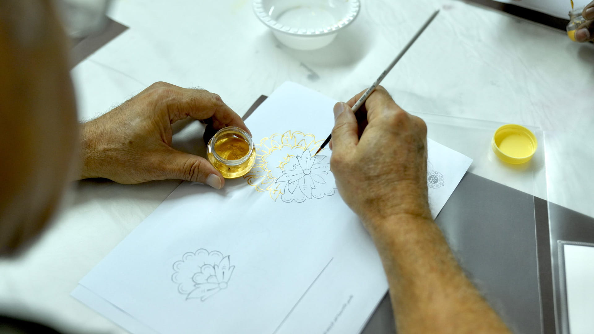 ملتقى الشارقة للخط الـ11 ينظم ورشة "فن التذهيب والزخرفة" 