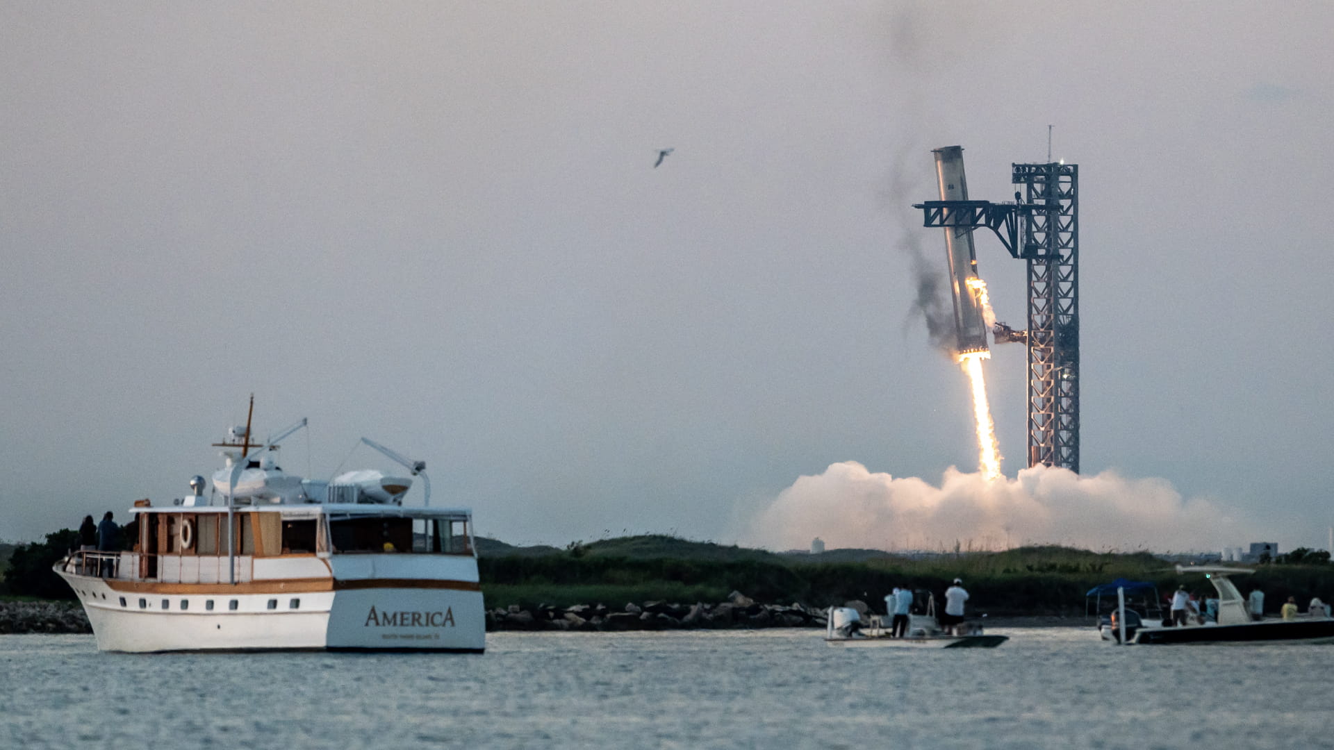 "سبيس إكس" تستعيد الطبقة الأولى من صاروخها الضخم "ستارشيب" 