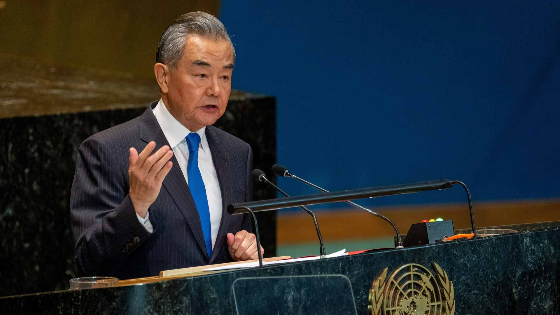 وزير خارجية الصين يدعو لتجنب تصعيد التوتر بين إسرائيل وإيران