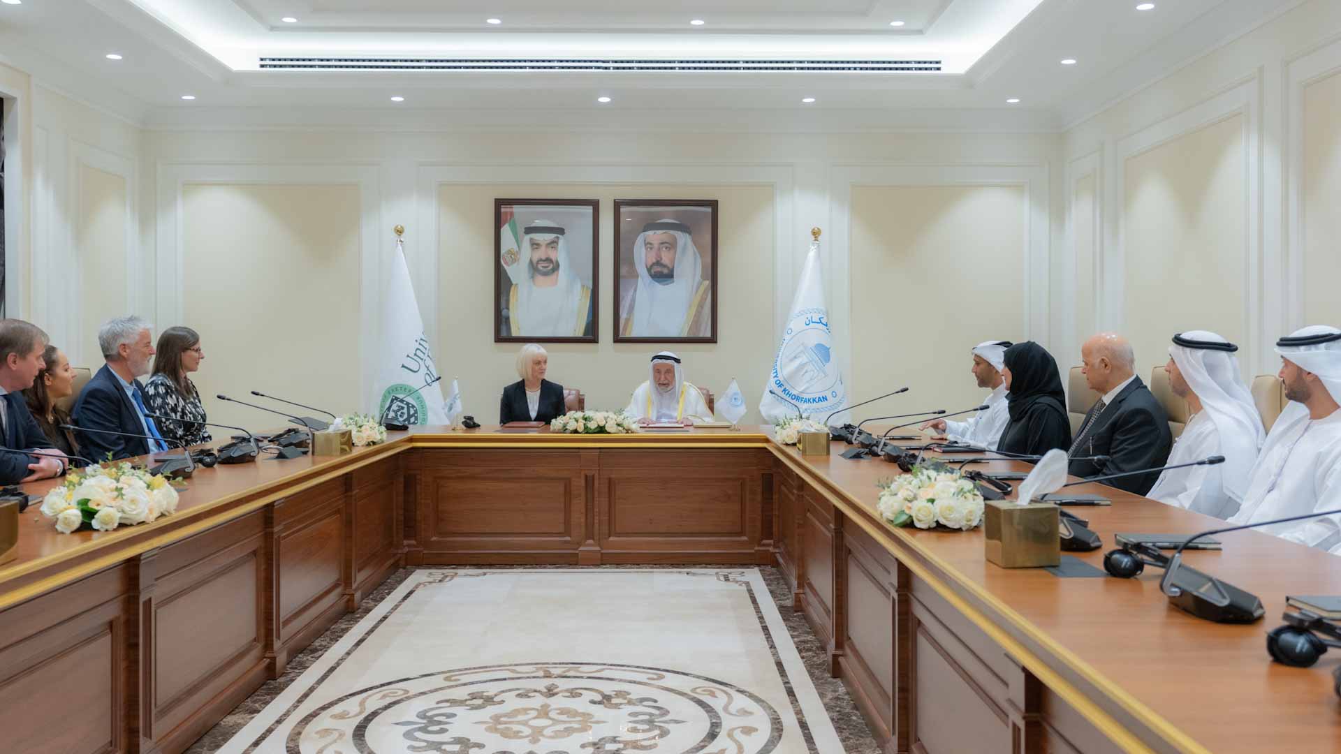 حاكم الشارقة يوقع اتفاقية تعاون بين جامعتي خورفكان وإكستر