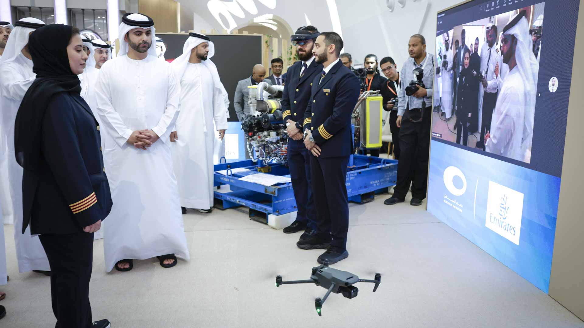 منصور بن محمد يشهد جانباً من أعمال "أسبوع مستقبل الطيران" 