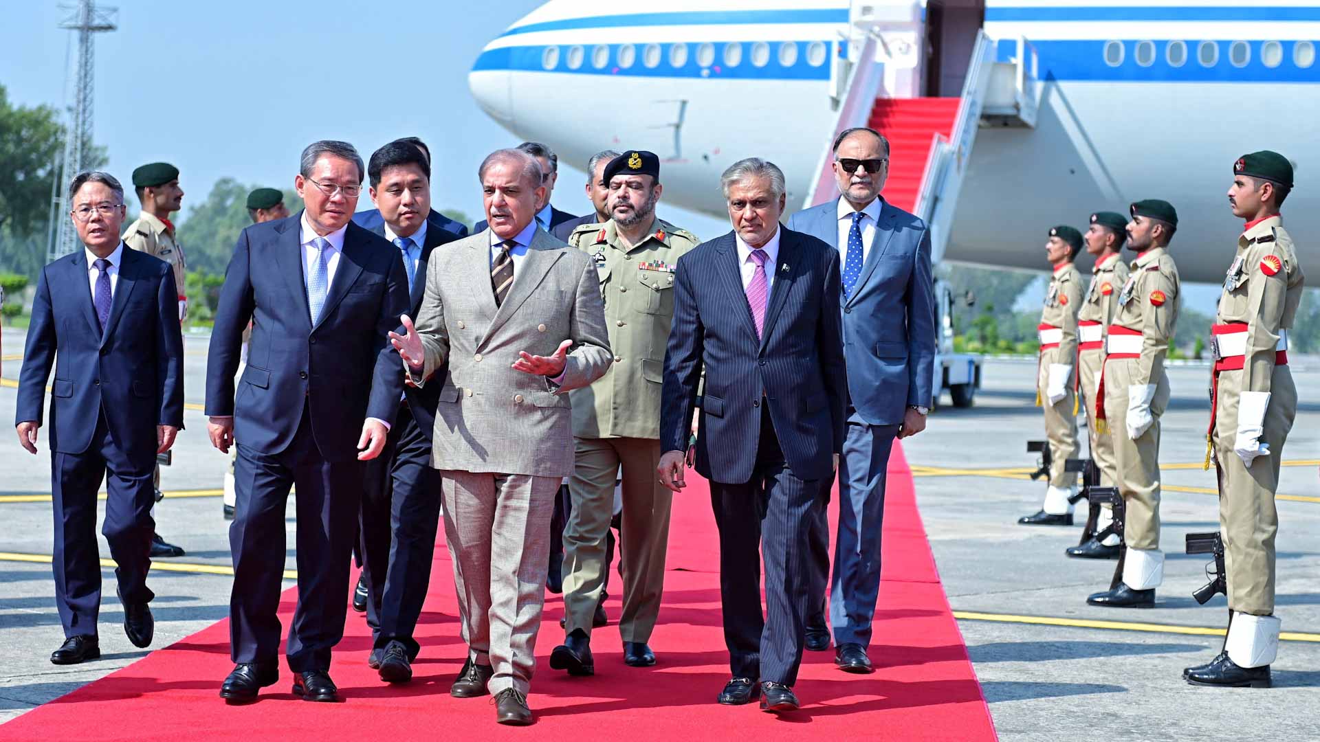 وسط إجراءات مشددة..رئيس وزراء الصين يصل باكستان قبل اجتماع شنغهاي 