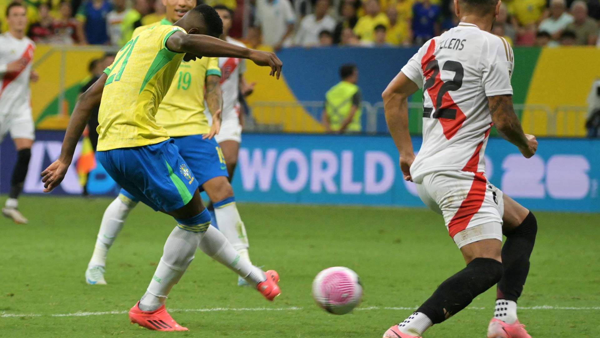 منتخب البرازيل يقسو على بيرو برباعية نظيفة في تصفيات مونديال 2026 