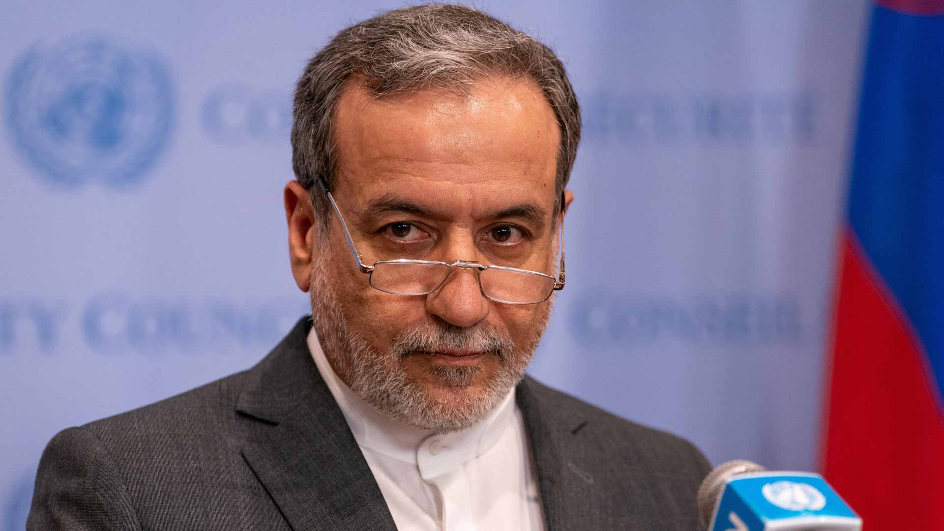 في زيارة نادرة.. وزير الخارجية الإيراني عراقجي يصل إلى مصر 