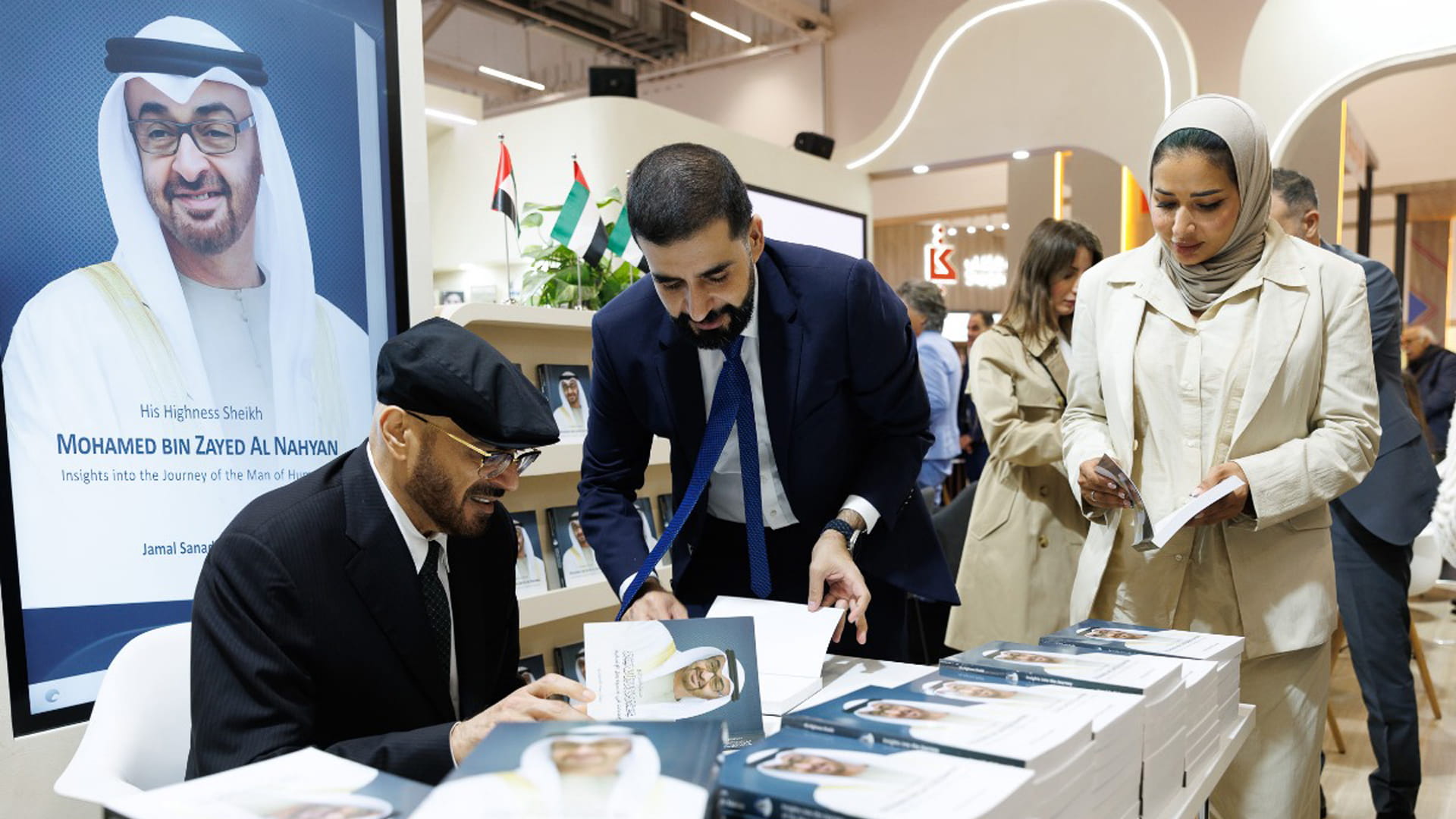 جمال السويدي يوقّع كتاب "صاحب السمو الشيخ محمد بن زايد آل نهيان" 