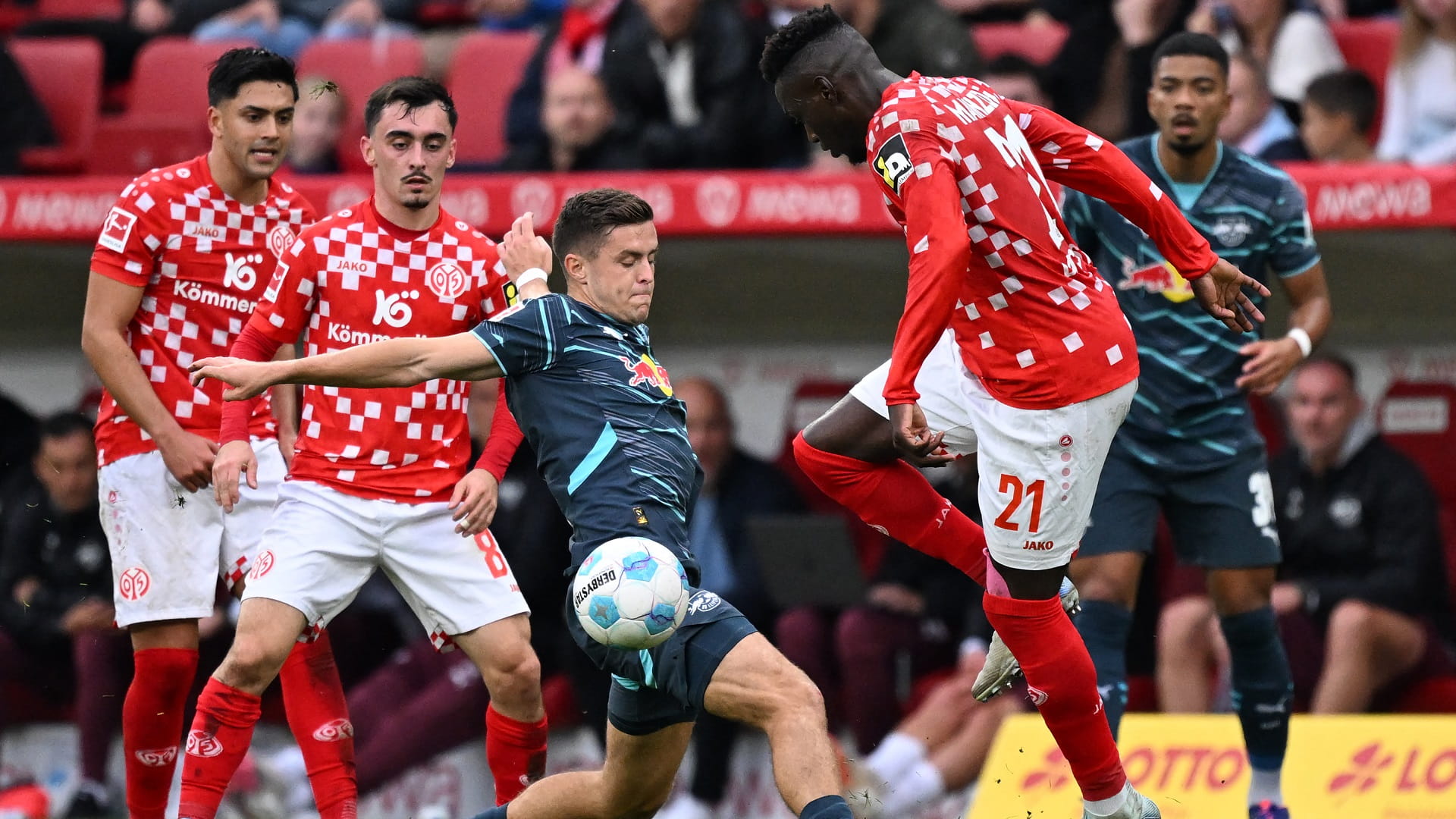 لايبزج يتخطى ماينز وينفرد مؤقتاً بصدارة الدوري الألماني  